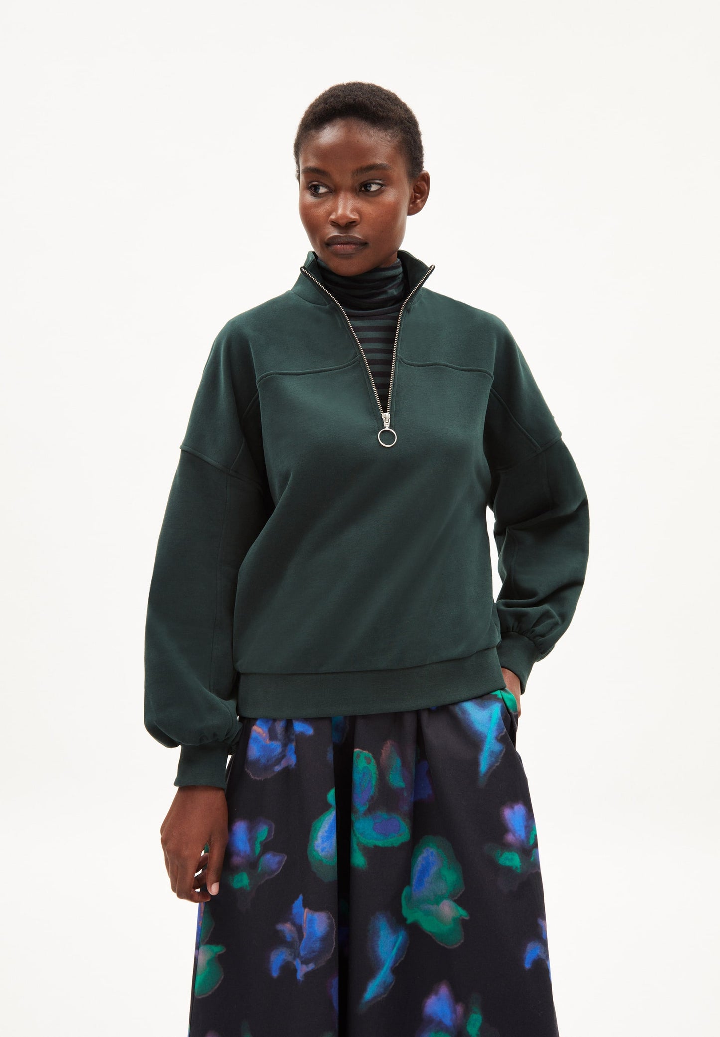 Sweat col zippé vert foncé en coton bio - eminaa dark scarab