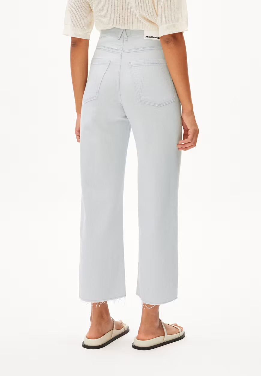 Jean évasé bleu clair en coton bio et recyclé - enijaa cropped blue white