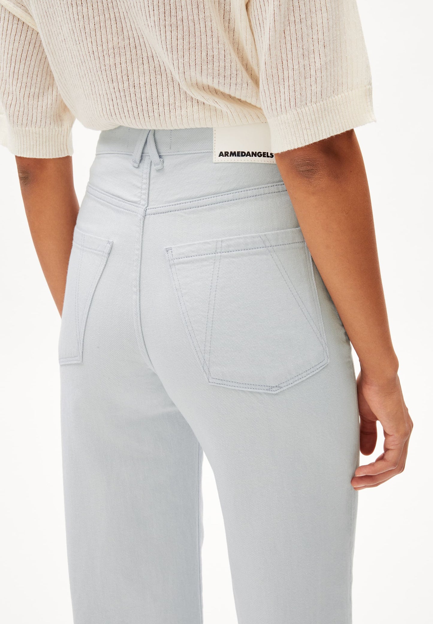 Jean évasé bleu clair en coton bio et recyclé - enijaa cropped blue white