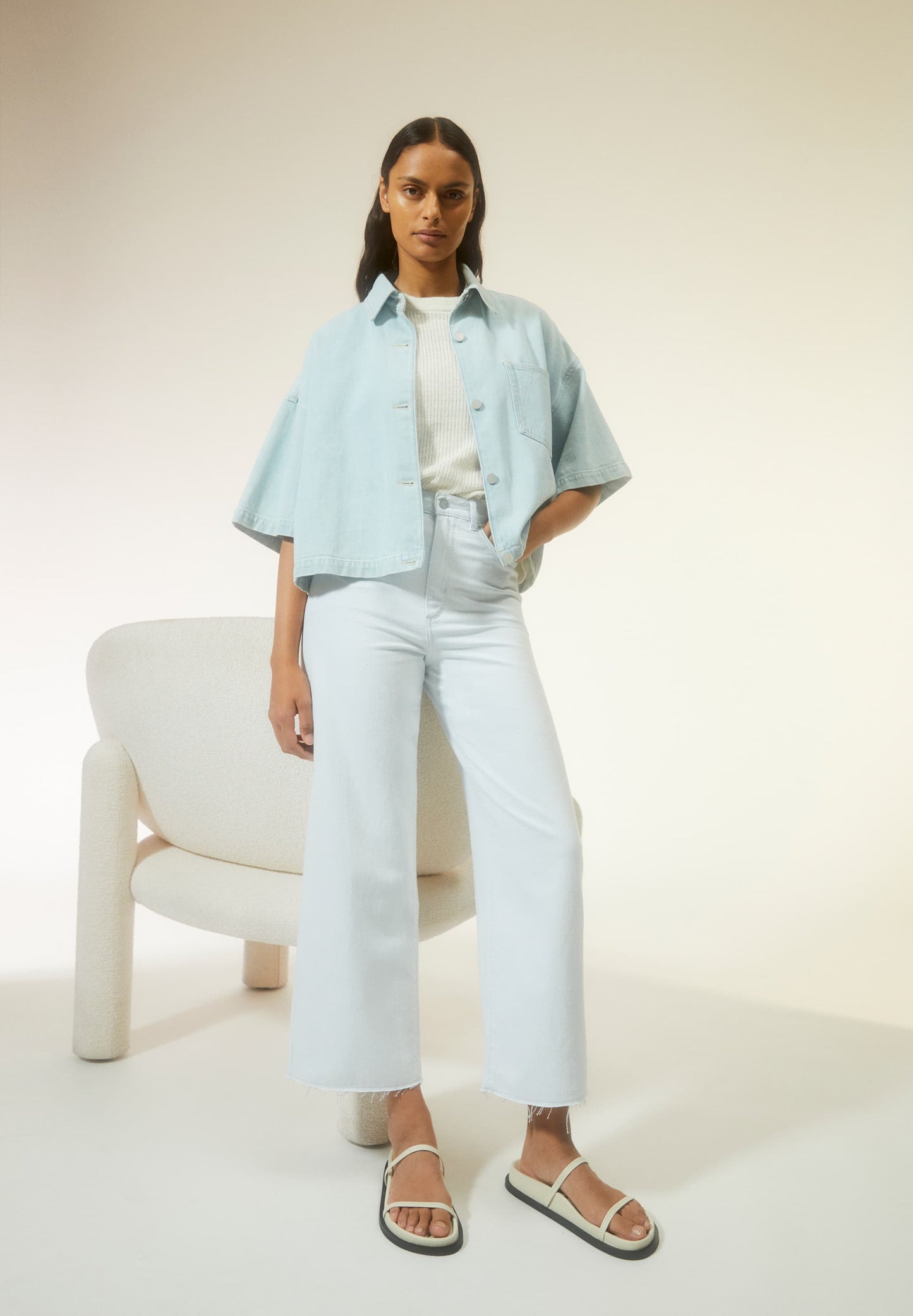 Jean évasé bleu clair en coton bio et recyclé - enijaa cropped blue white
