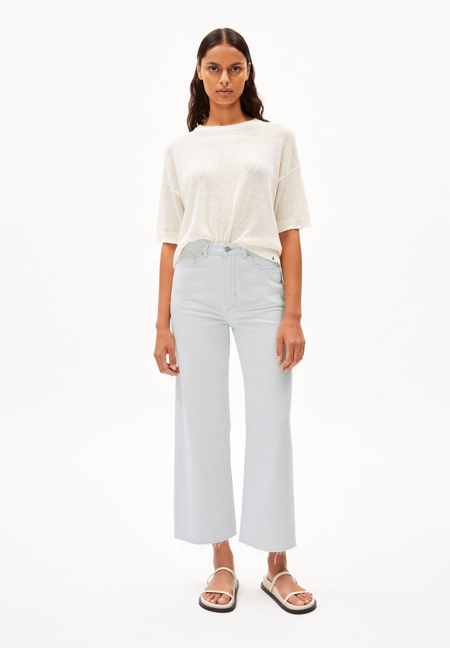Jean évasé bleu clair en coton bio et recyclé - enijaa cropped blue white