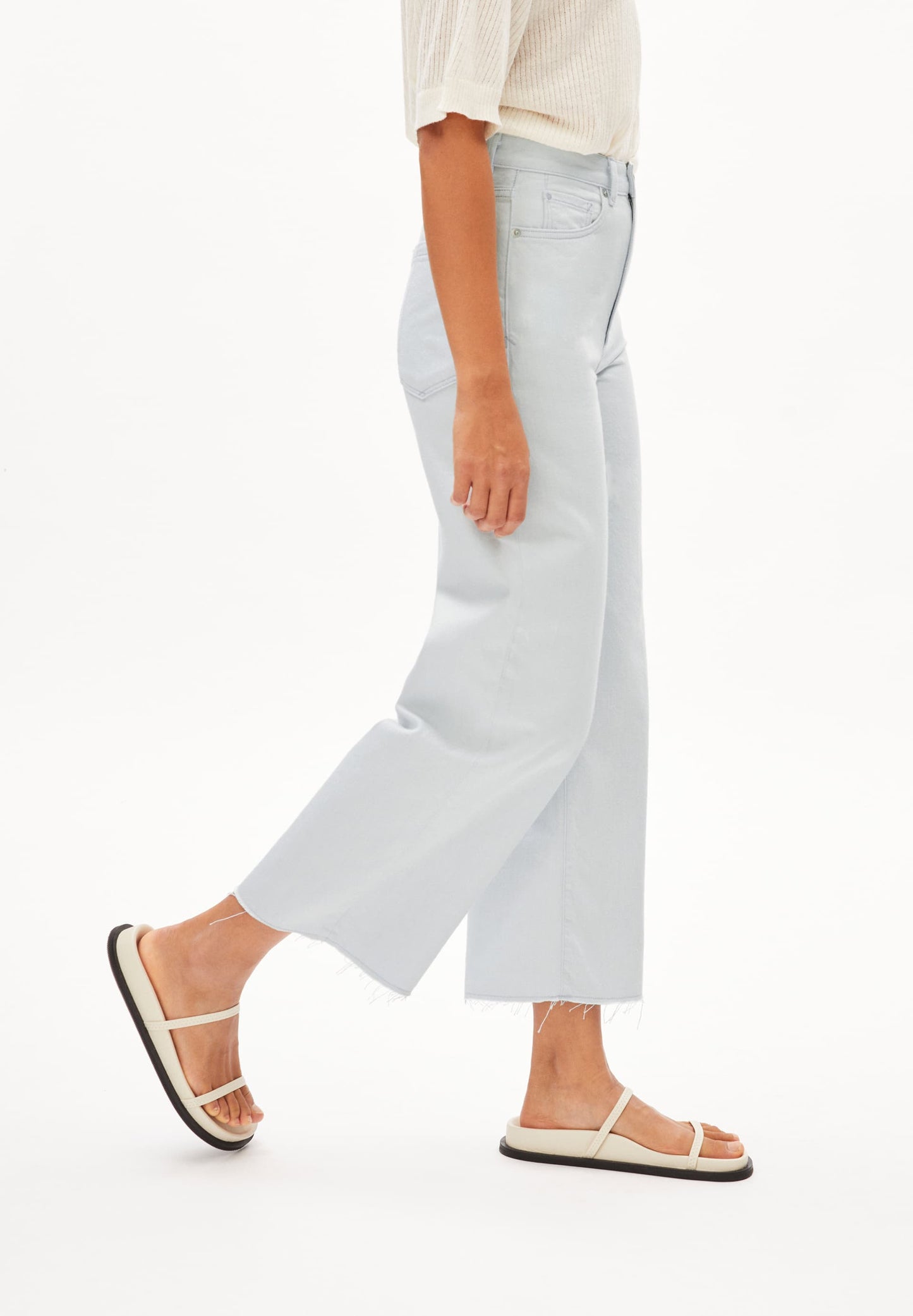 Jean évasé bleu clair en coton bio et recyclé - enijaa cropped blue white