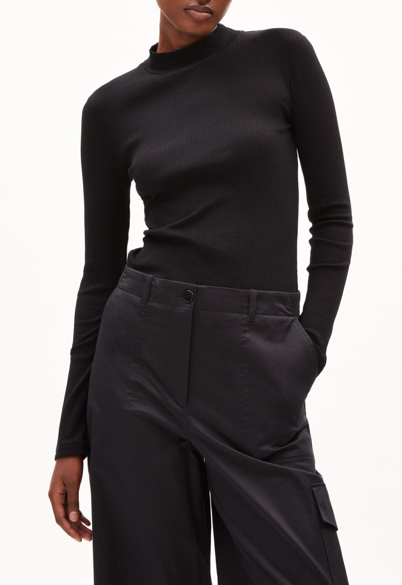 Sous-pull côtelé en coton bio | Noir "fatimaa black"