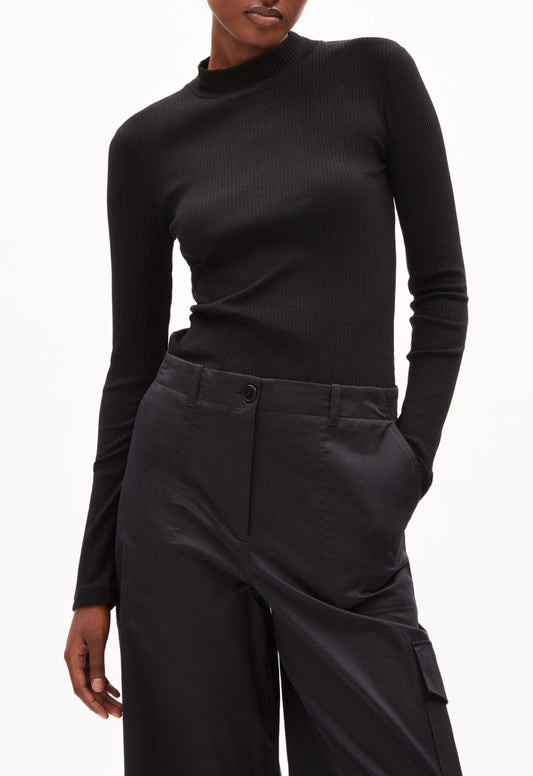 Sous-pull côtelé en coton bio | Noir "fatimaa black"