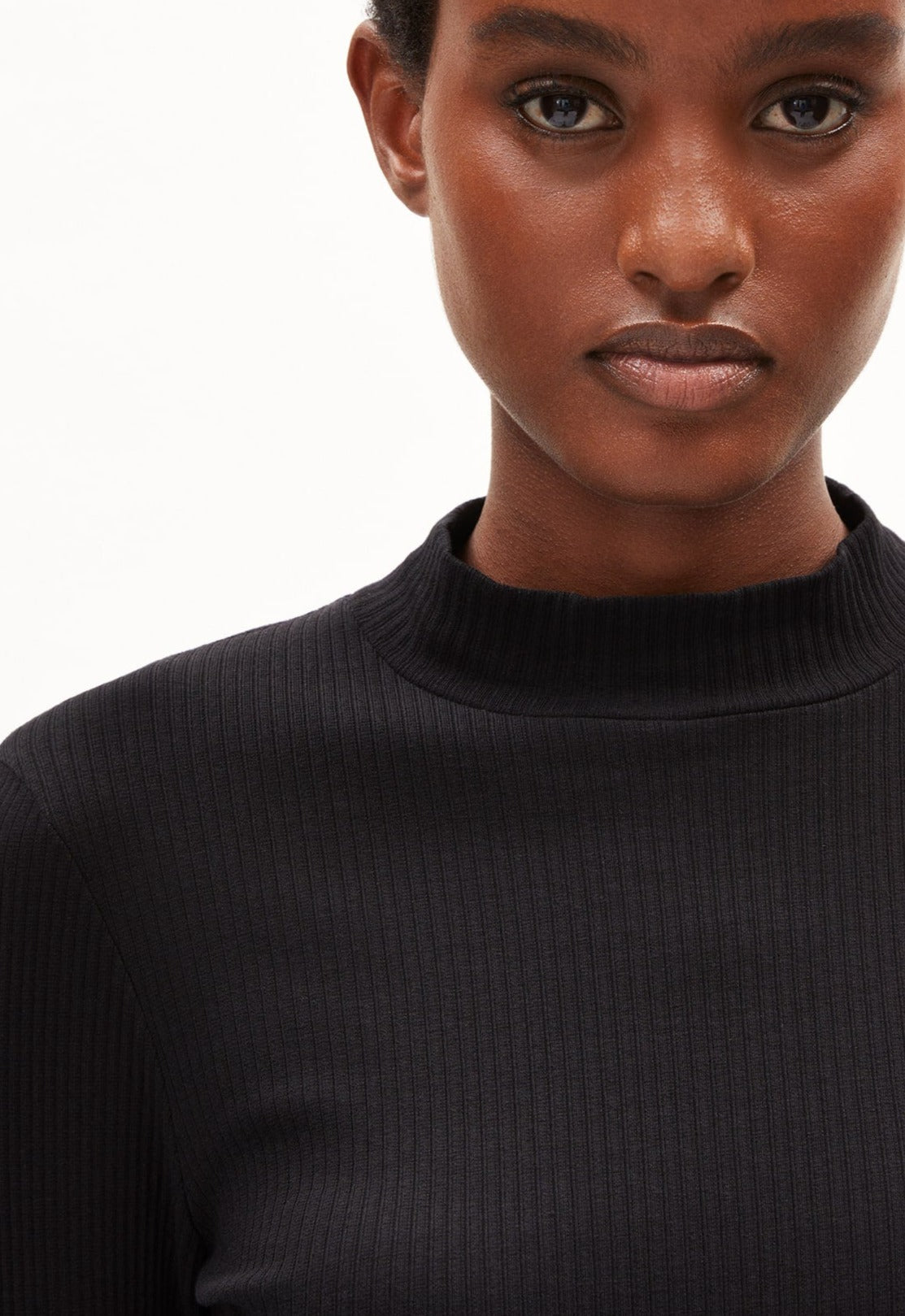 Sous-pull côtelé en coton bio | Noir "fatimaa black"