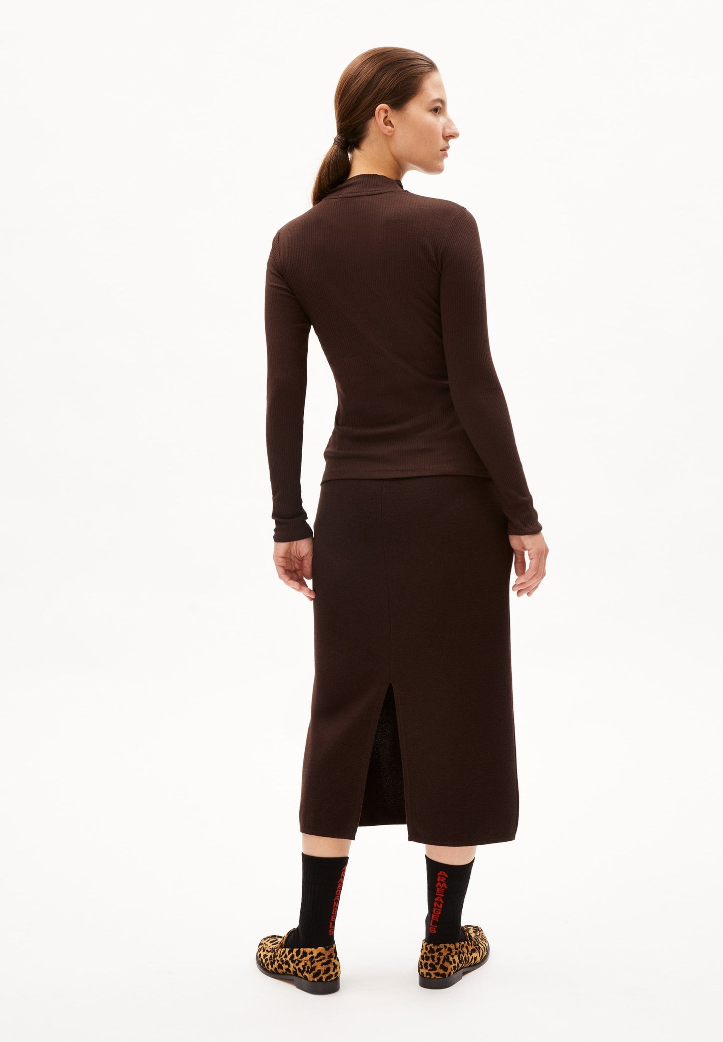 Sous-pull côtelé en coton bio | marron "fatimaa - dark swamp"