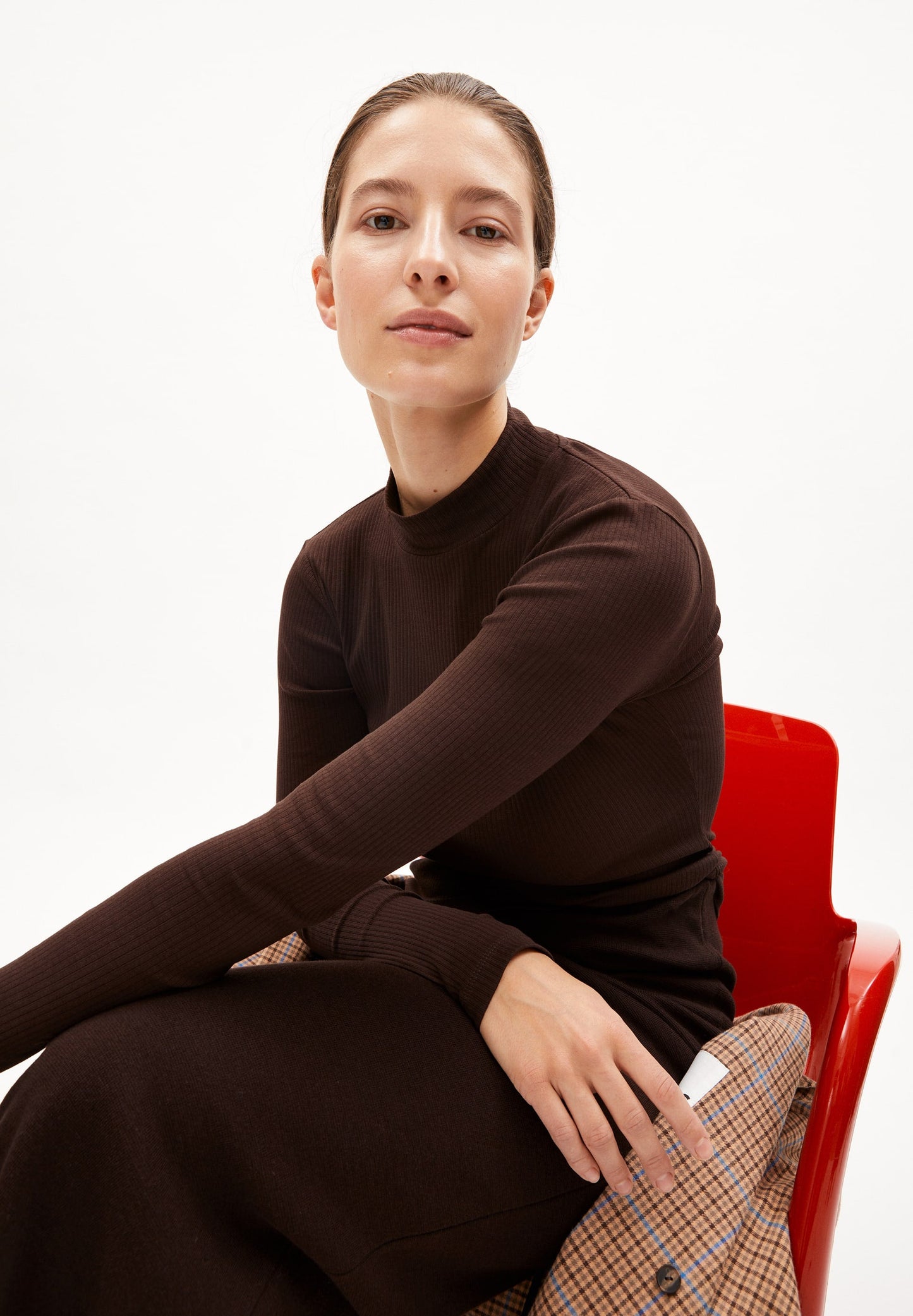Sous-pull côtelé en coton bio | marron "fatimaa - dark swamp"