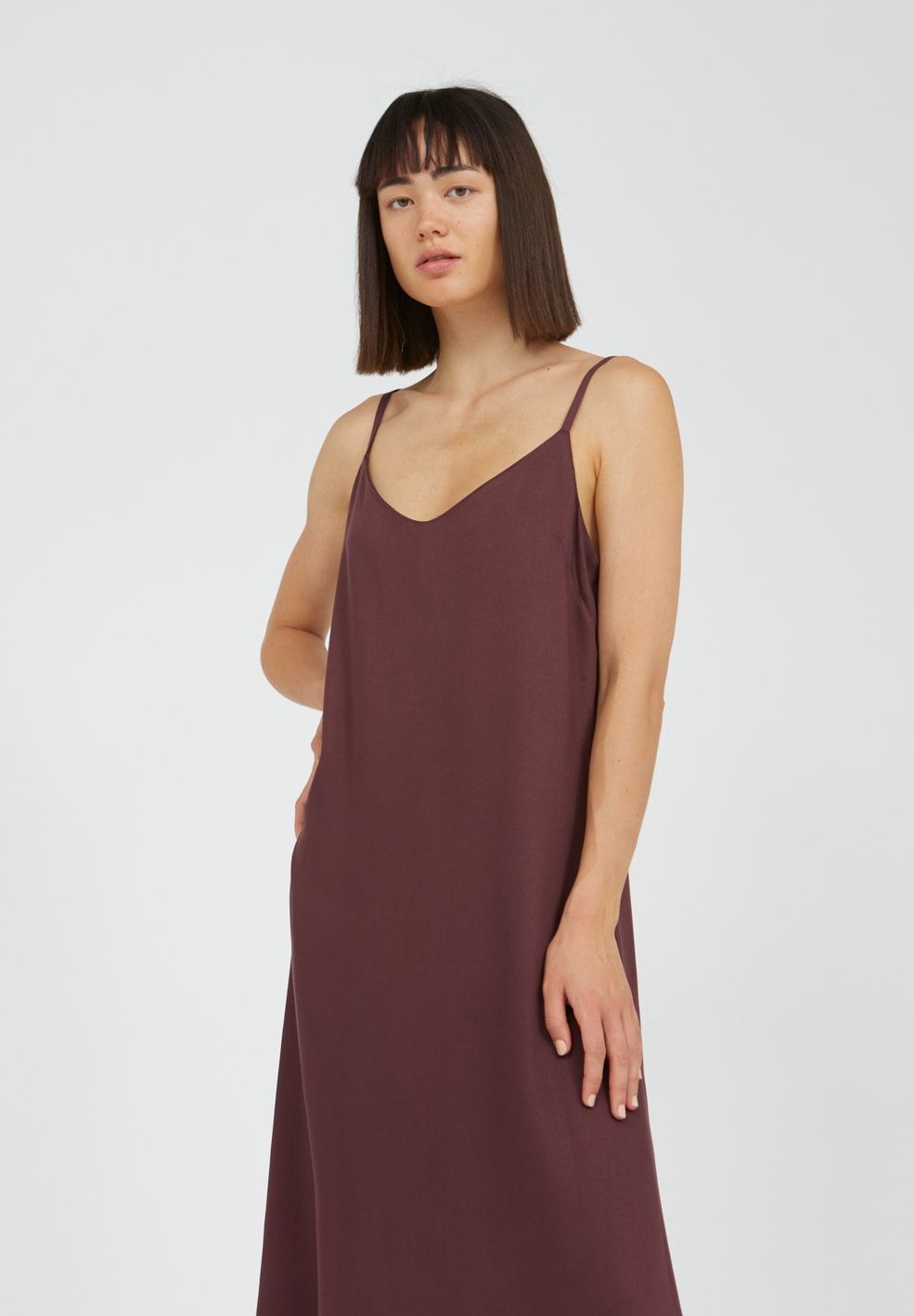 Robe midi aubergine à fines bretelles en Lenzing Ecovero - Gaelaa