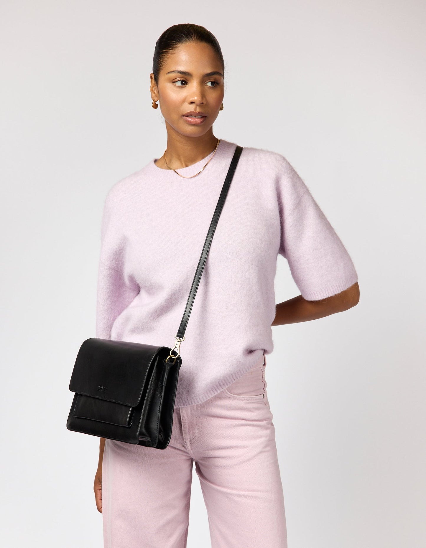 Sac à main bandoulière en cuir certifié | Noir "harper black classic leathe"