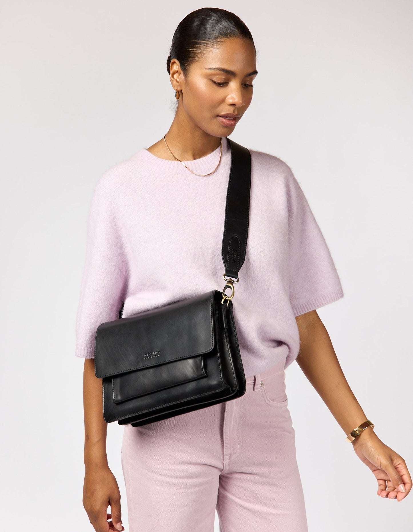 Sac à main bandoulière en cuir certifié | Noir "harper black classic leathe"