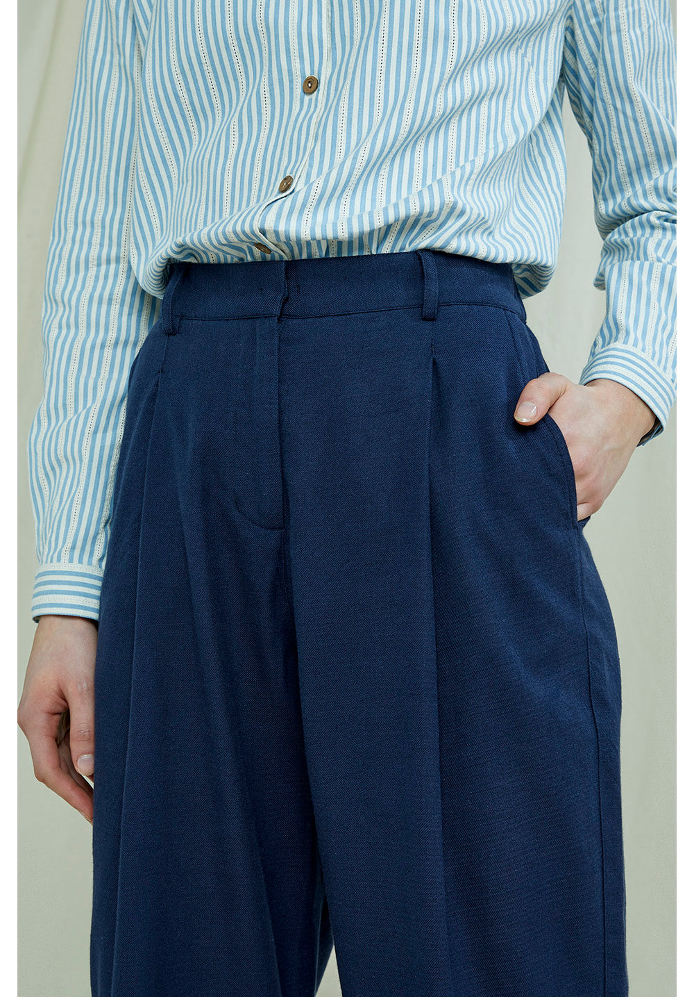 Pantalon à pinces marine en coton bio - Helka
