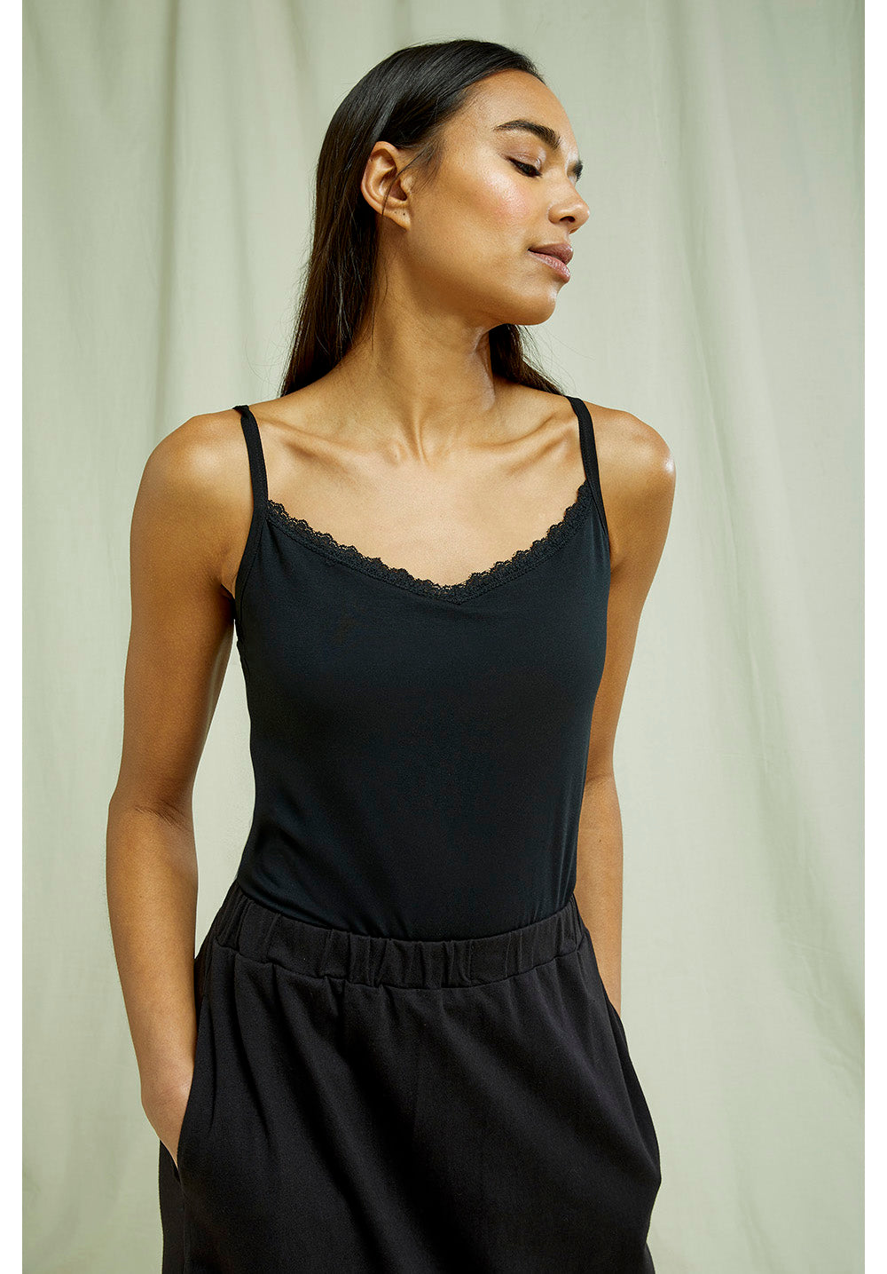 Débardeur noir à brassière intégrée en coton bio - camisole