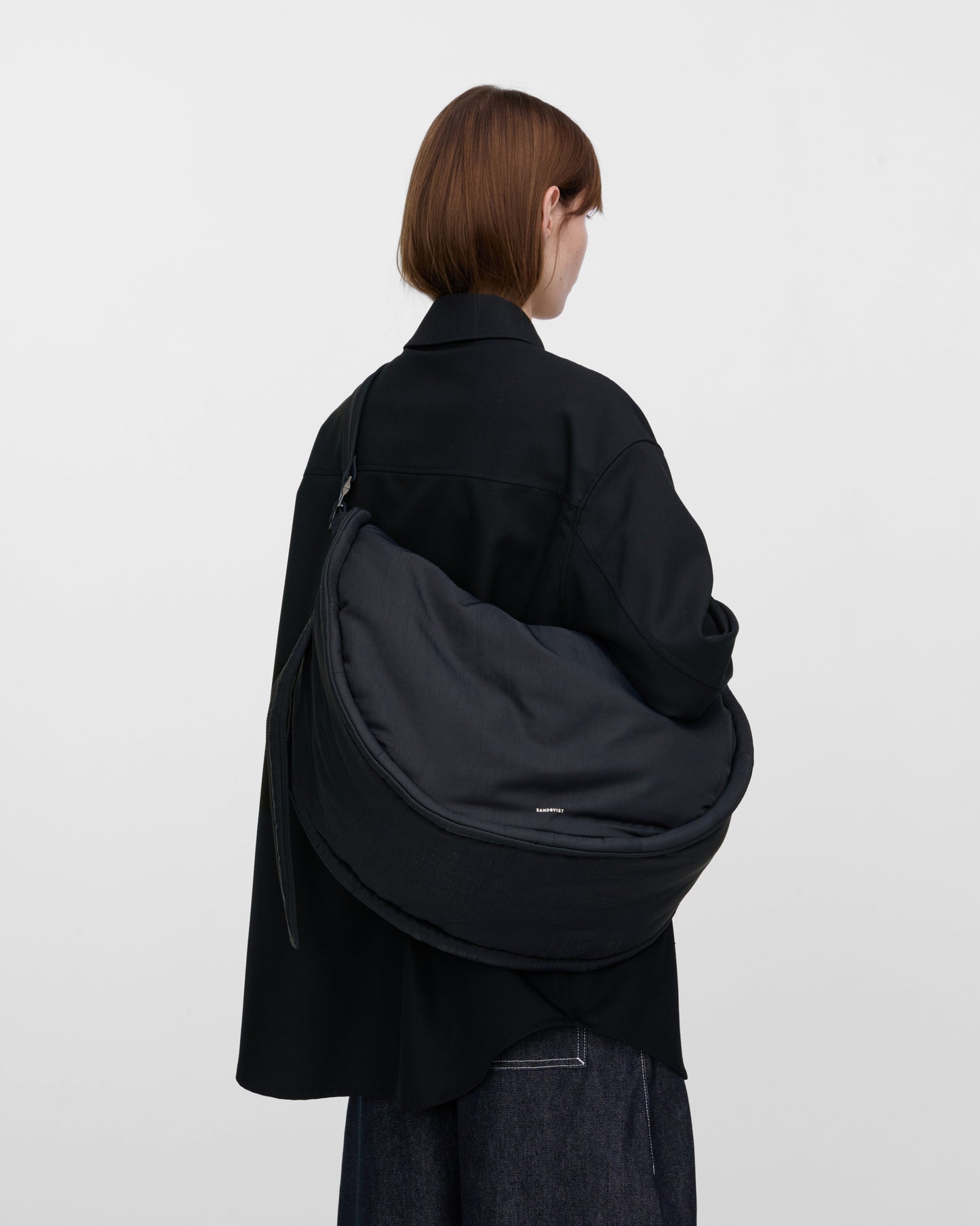 Sac bandoulière en matière recyclée | noir "curve half moon bag - black"