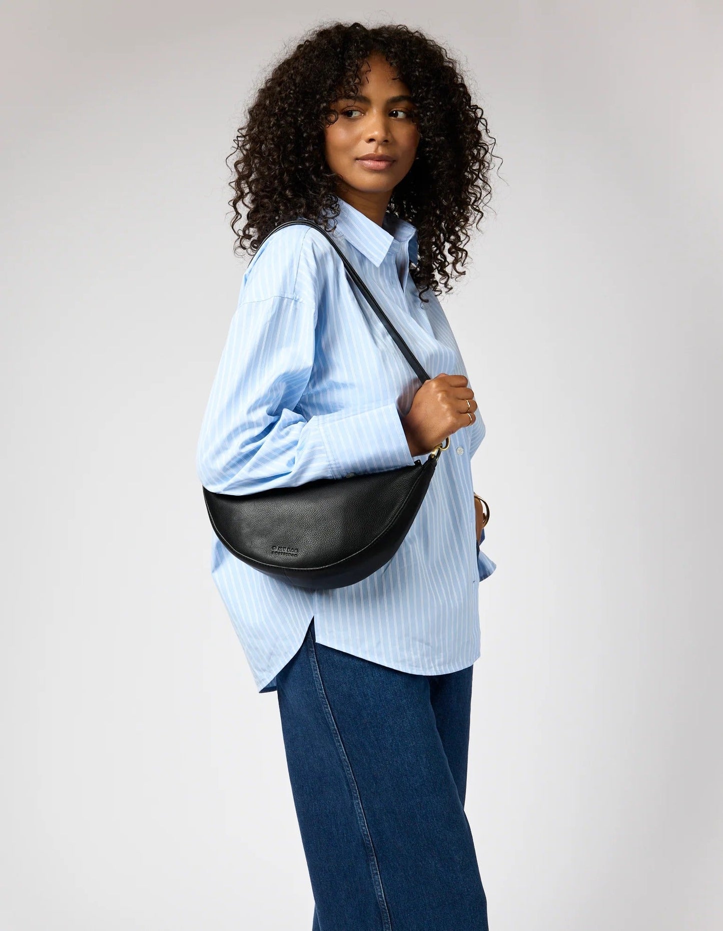 Sac à bandoulière en cuir certifié | noir "leo black soft grain leather"