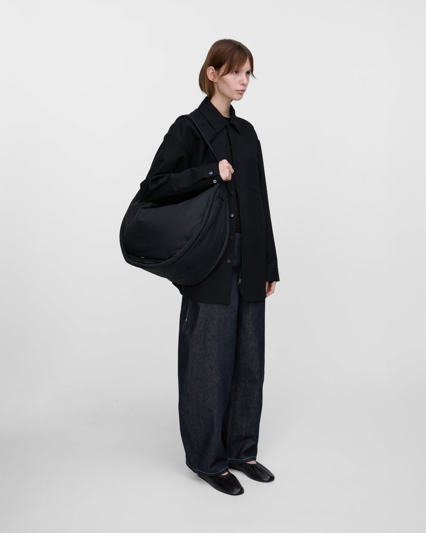 Sac bandoulière en matière recyclée | noir "curve half moon bag - black"