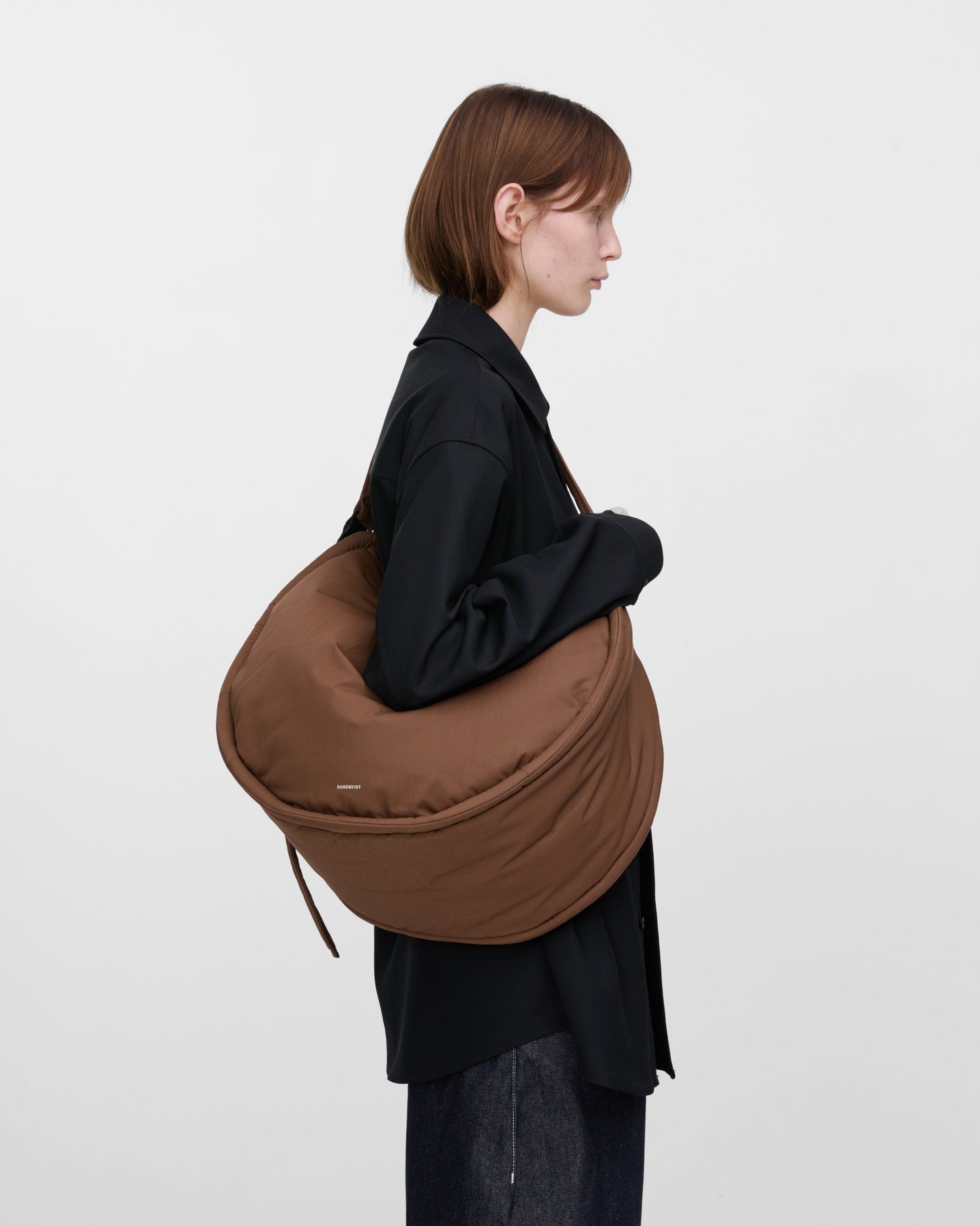 Sac bandoulière en matière recyclé | marron "half moon bag - dark taupe"