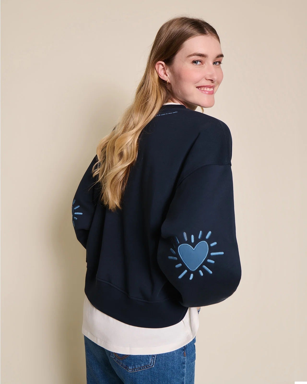 Sweat oversize brodé en coton bio | bleu "cœur solaire bleu"