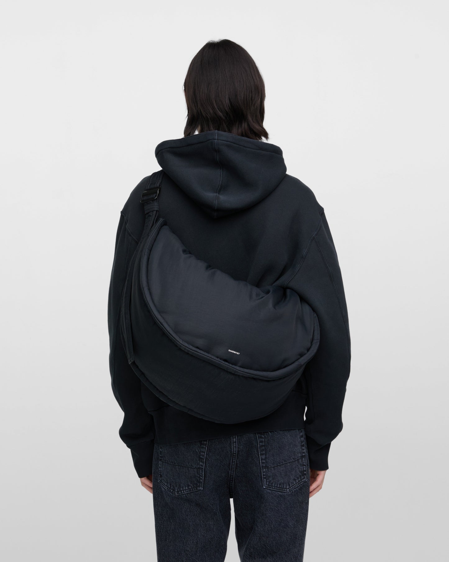 Sac bandoulière en matière recyclée | noir "curve half moon bag - black"