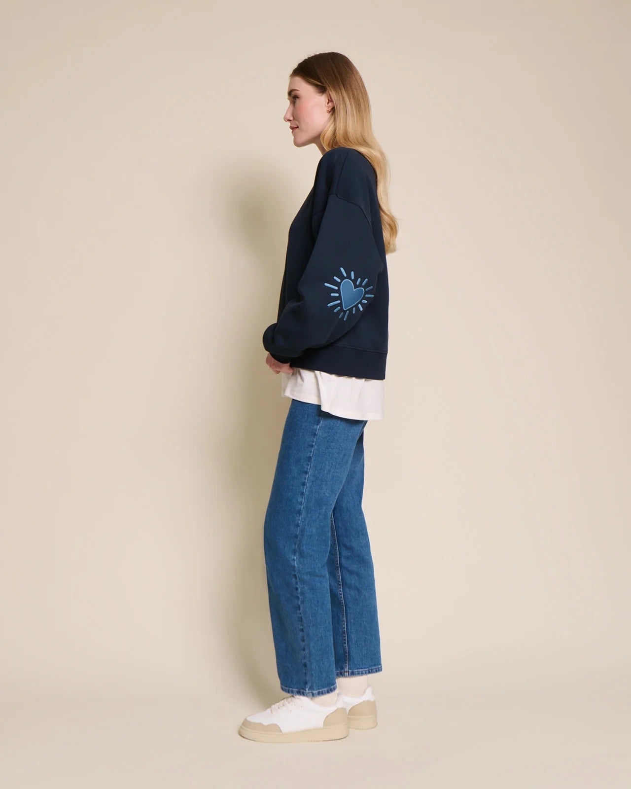 Sweat oversize brodé en coton bio | bleu "cœur solaire bleu"