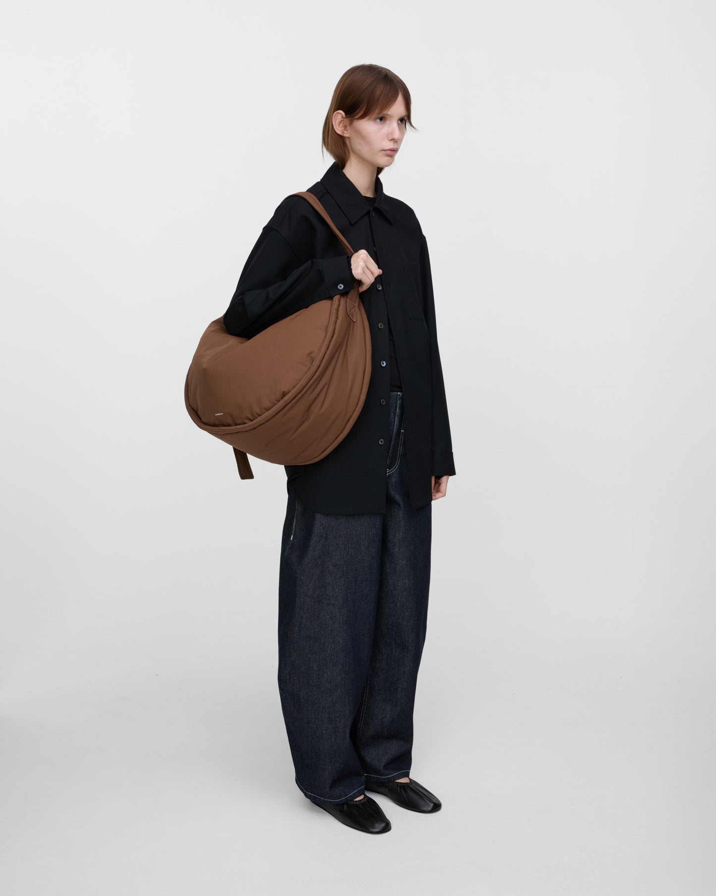 Sac bandoulière en matière recyclé | marron "half moon bag - dark taupe"