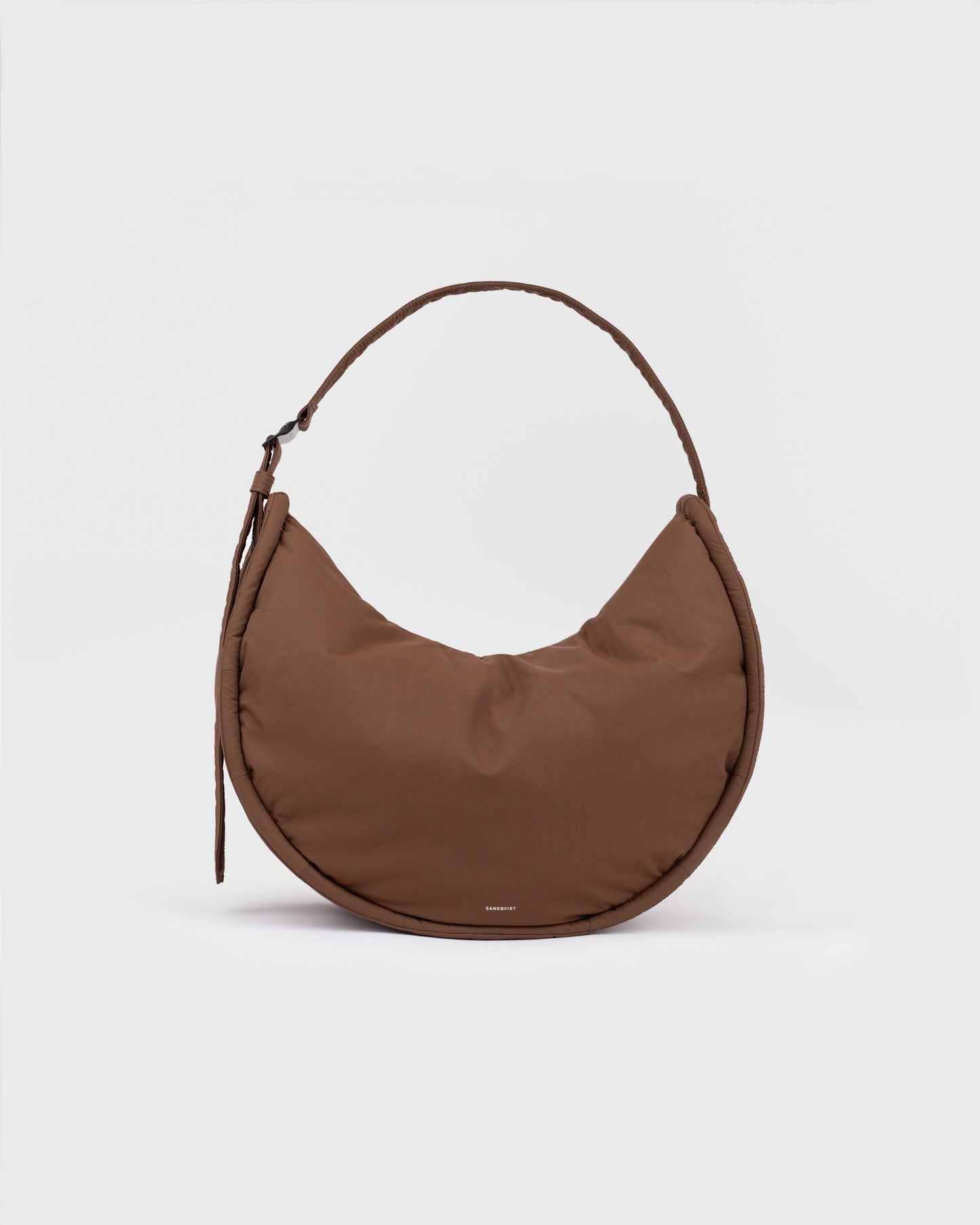 Sac bandoulière en matière recyclé | marron "half moon bag - dark taupe"