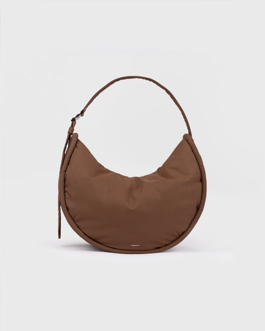 Sac bandoulière en matière recyclé | marron "half moon bag - dark taupe"