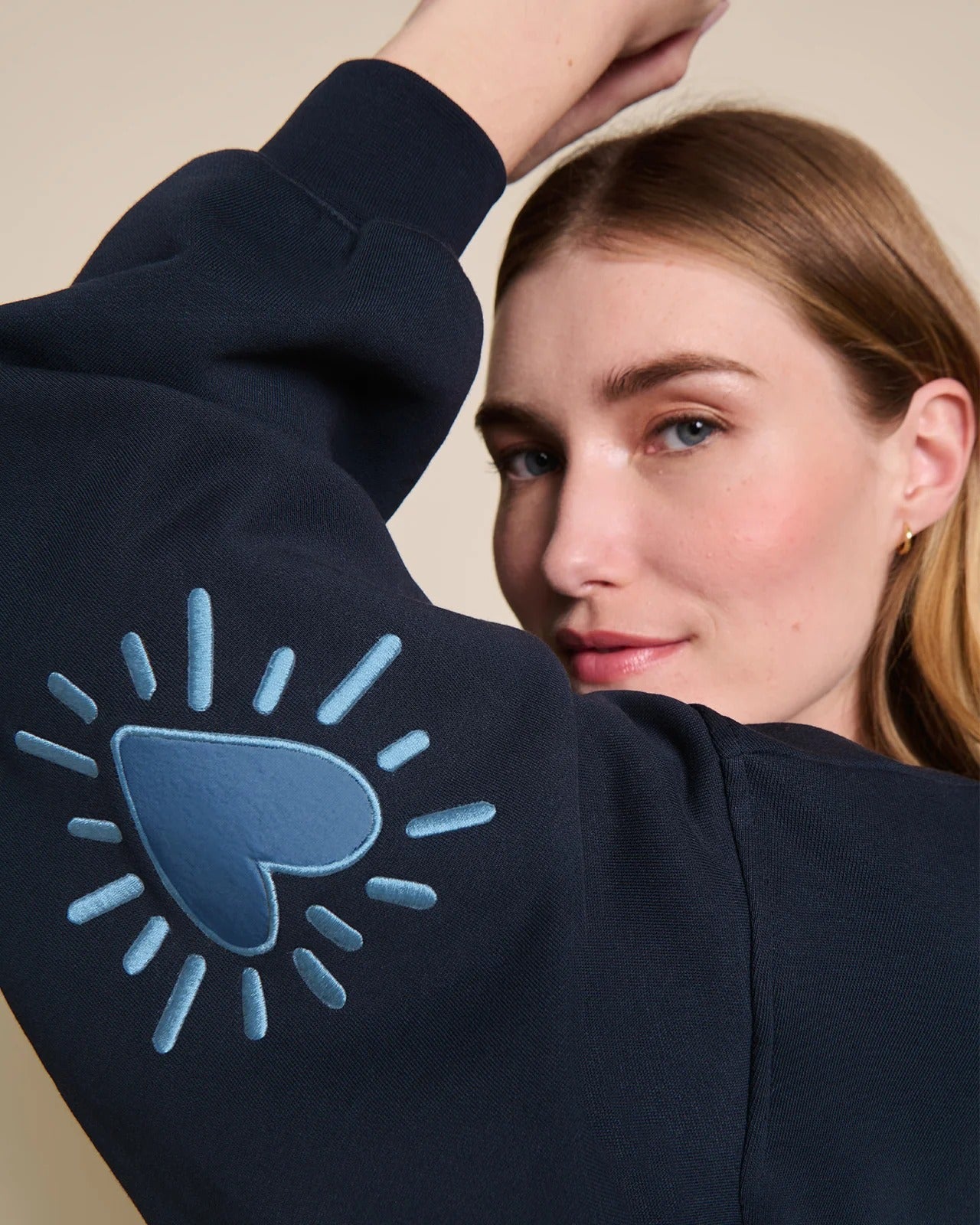 Sweat oversize brodé en coton bio | bleu "cœur solaire bleu"