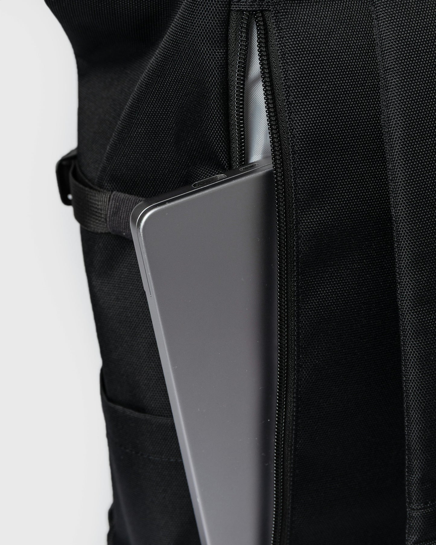 Sac à dos 26L en matières recyclées | noir "icon rolltop backpack l - black/ black with black leather"