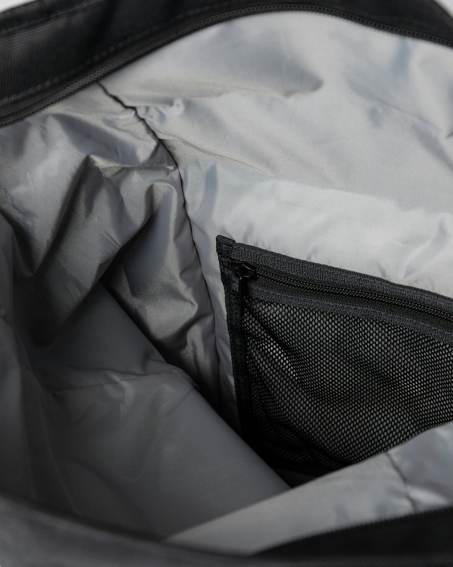 Sac à dos 26L en matières recyclées | noir "icon rolltop backpack l - black/ black with black leather"
