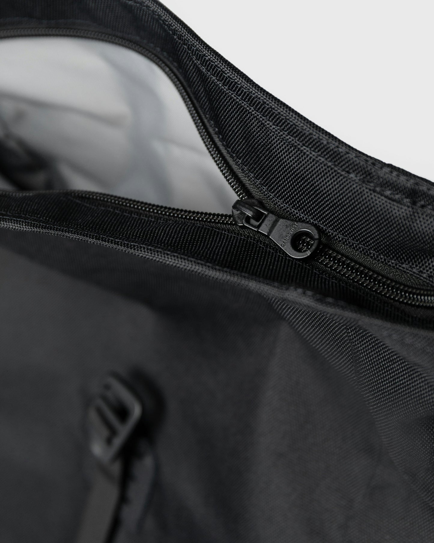 Sac à dos 26L en matières recyclées | noir "icon rolltop backpack l - black/ black with black leather"