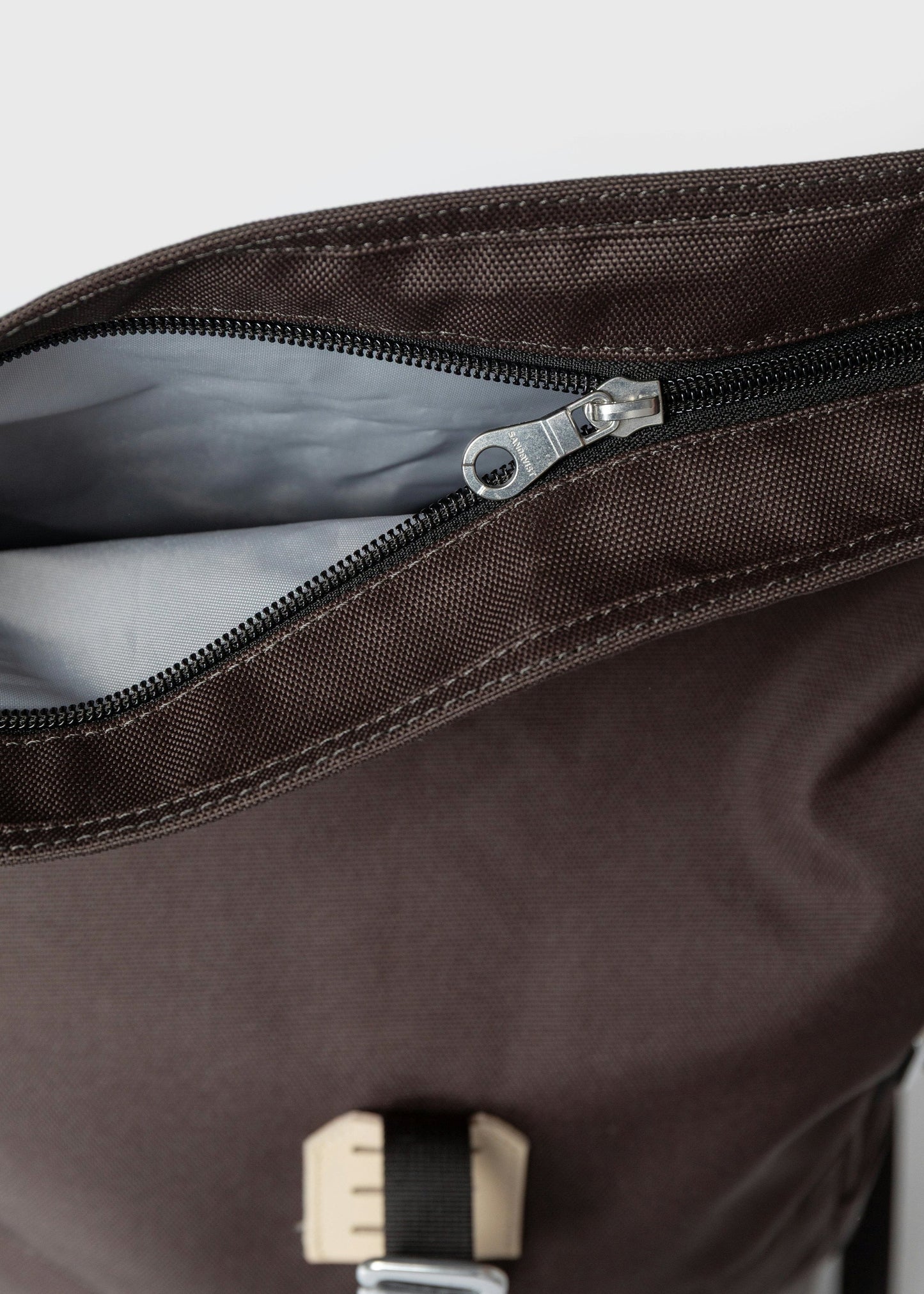 Sac à dos 23L en matière recyclée | marron "icon rolltop backpack m - brown with natural leather"