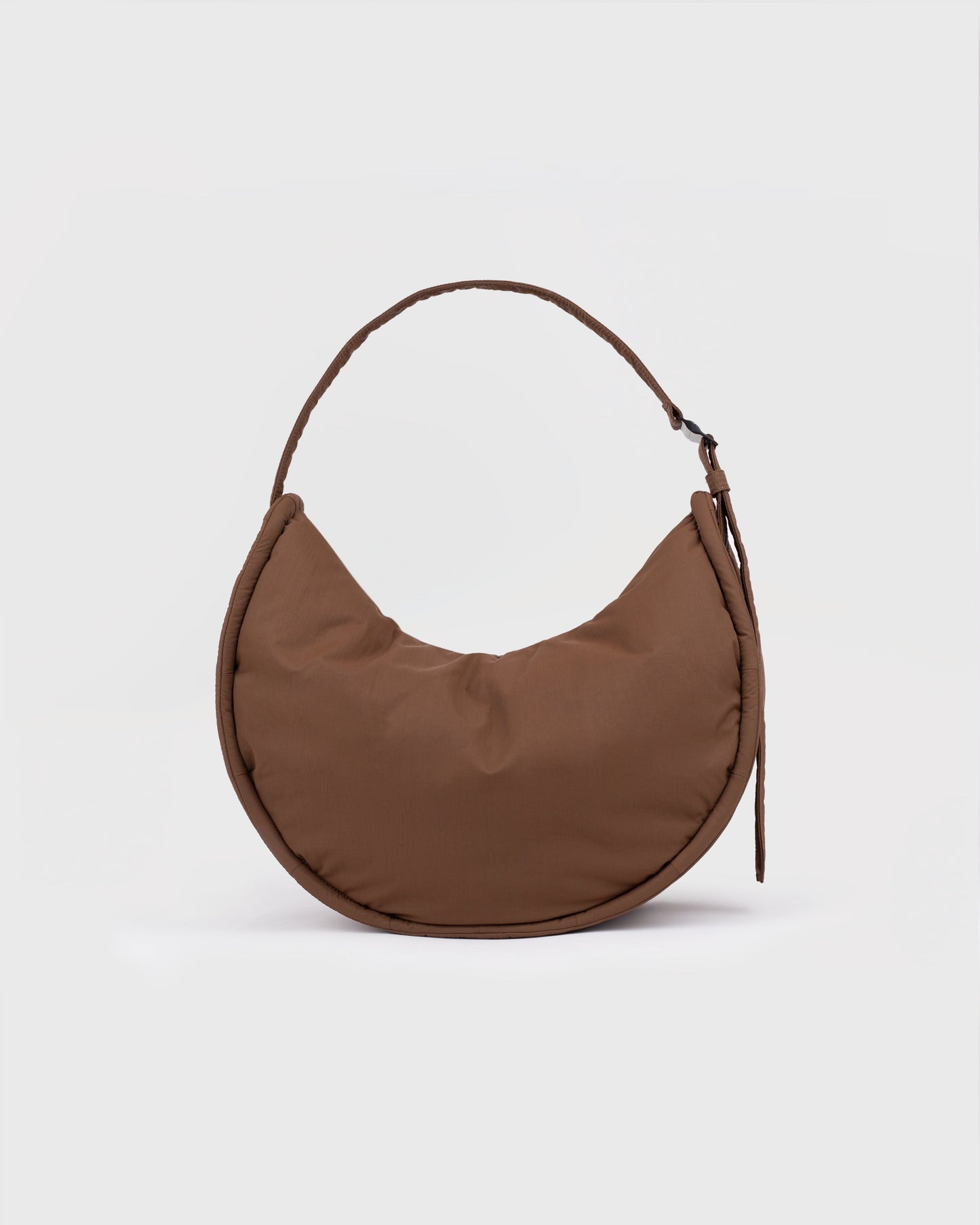 Sac bandoulière en matière recyclé | marron "half moon bag - dark taupe"