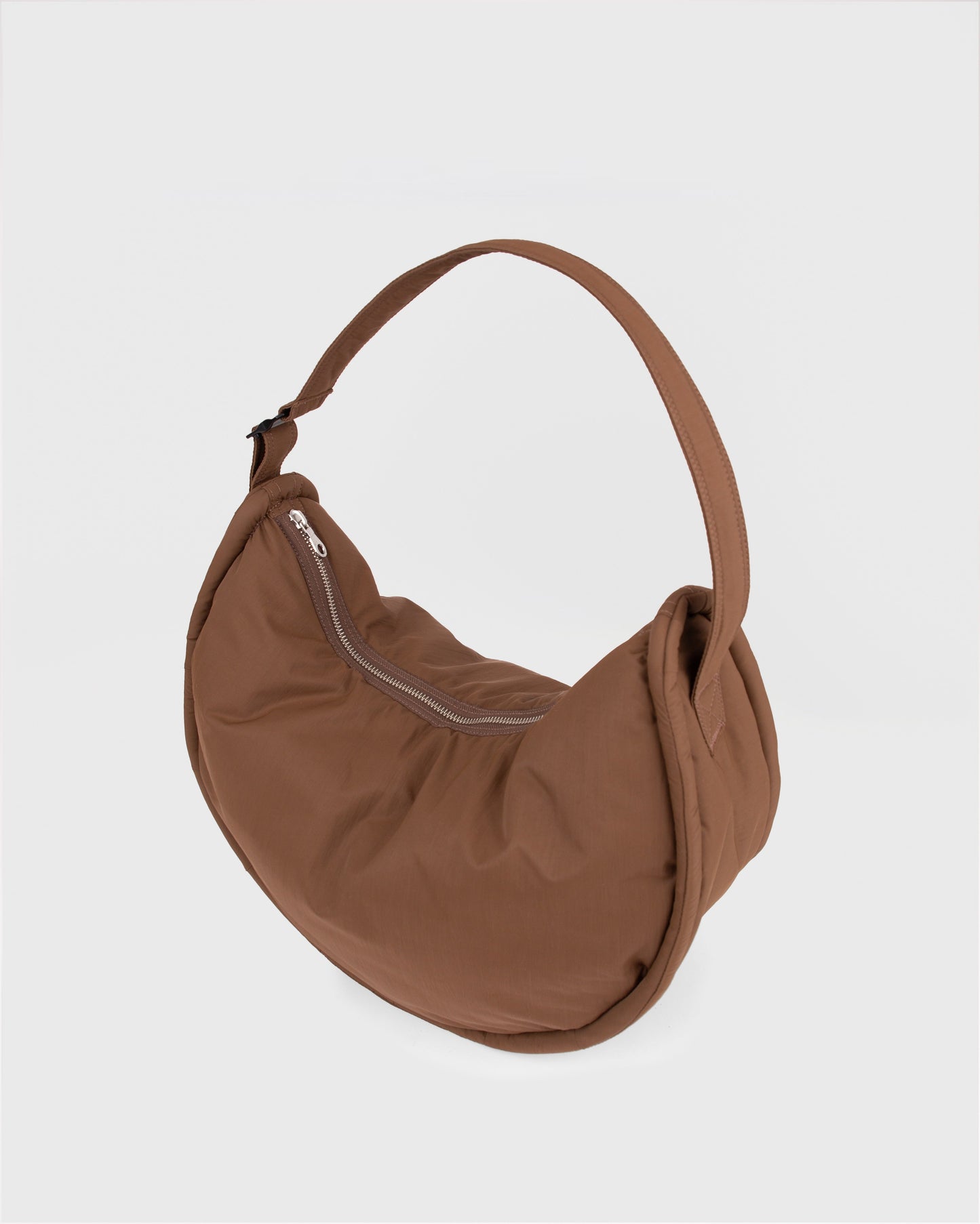 Sac bandoulière en matière recyclé | marron "half moon bag - dark taupe"