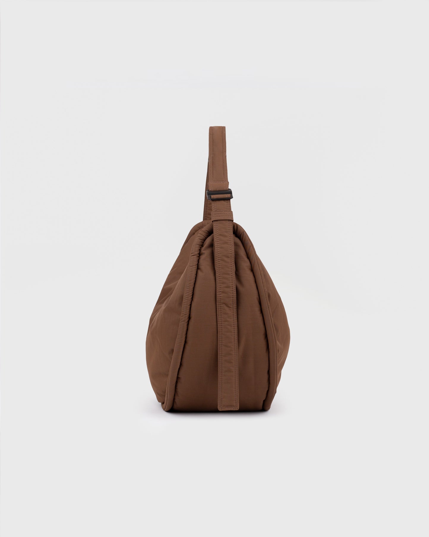 Sac bandoulière en matière recyclé | marron "half moon bag - dark taupe"