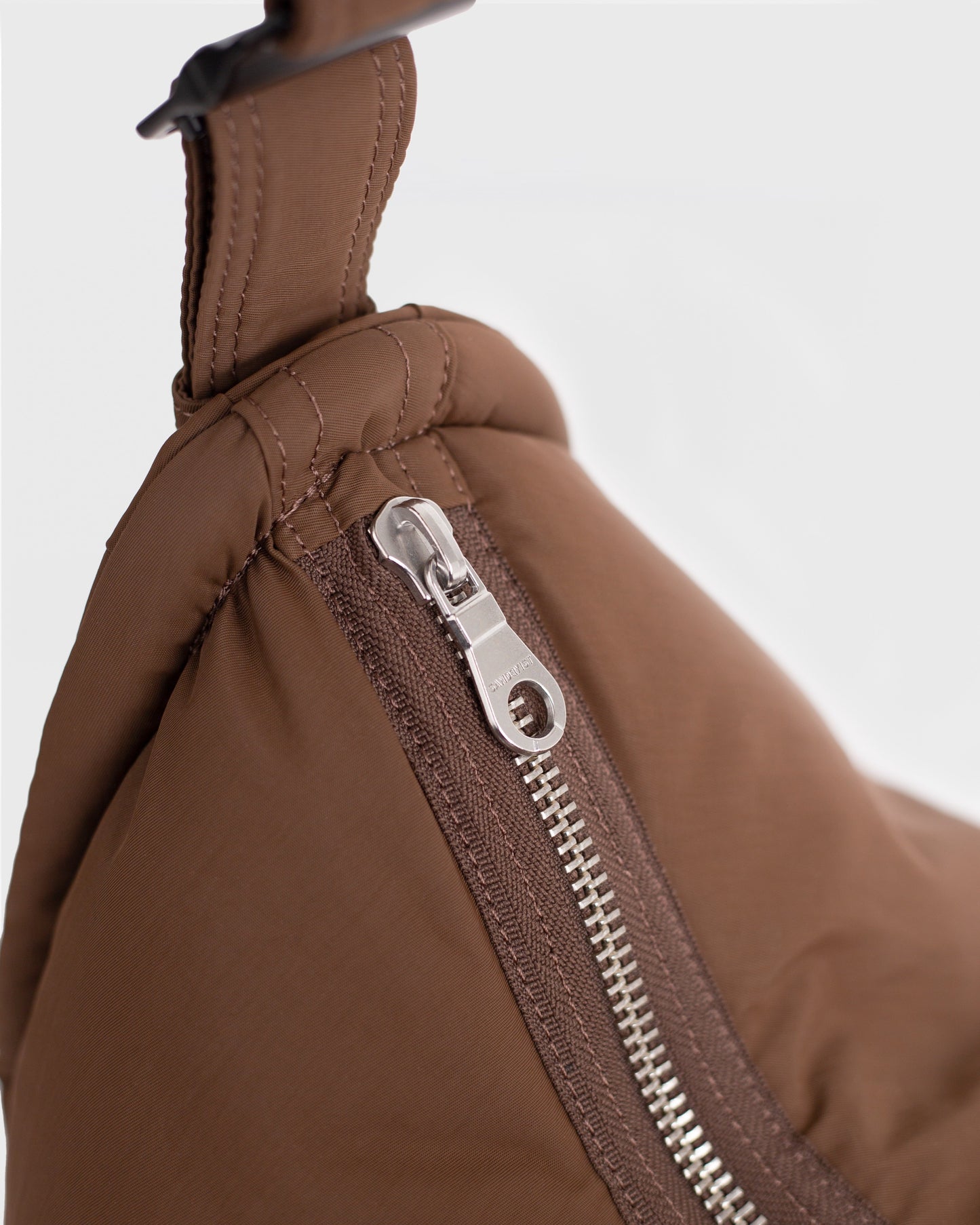 Sac bandoulière en matière recyclé | marron "half moon bag - dark taupe"