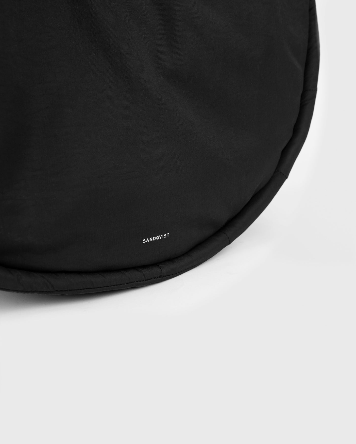 Sac bandoulière en matière recyclée | noir "curve half moon bag - black"