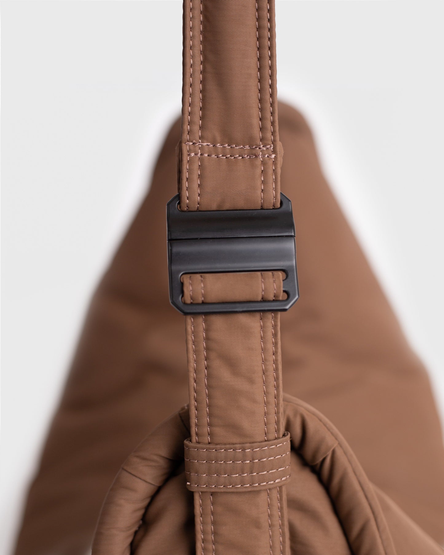 Sac bandoulière en matière recyclé | marron "half moon bag - dark taupe"