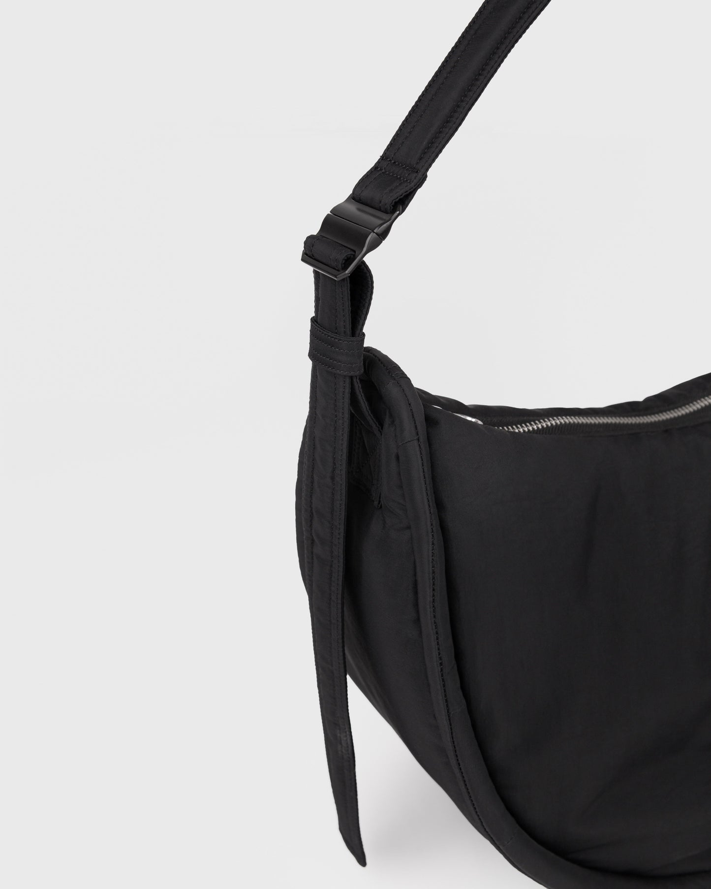 Sac bandoulière en matière recyclée | noir "curve half moon bag - black"