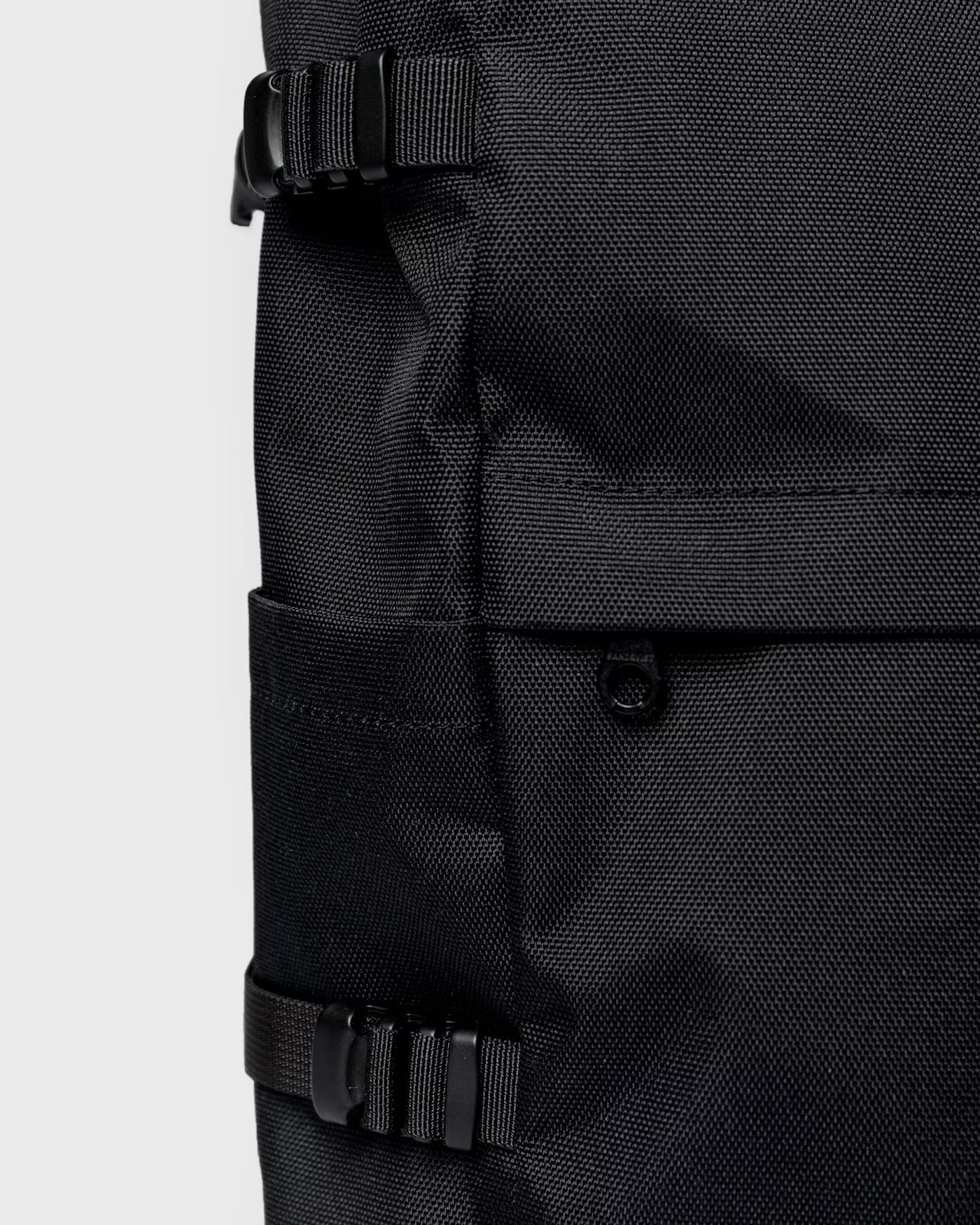 Sac à dos 26L en matières recyclées | noir "icon rolltop backpack l - black/ black with black leather"