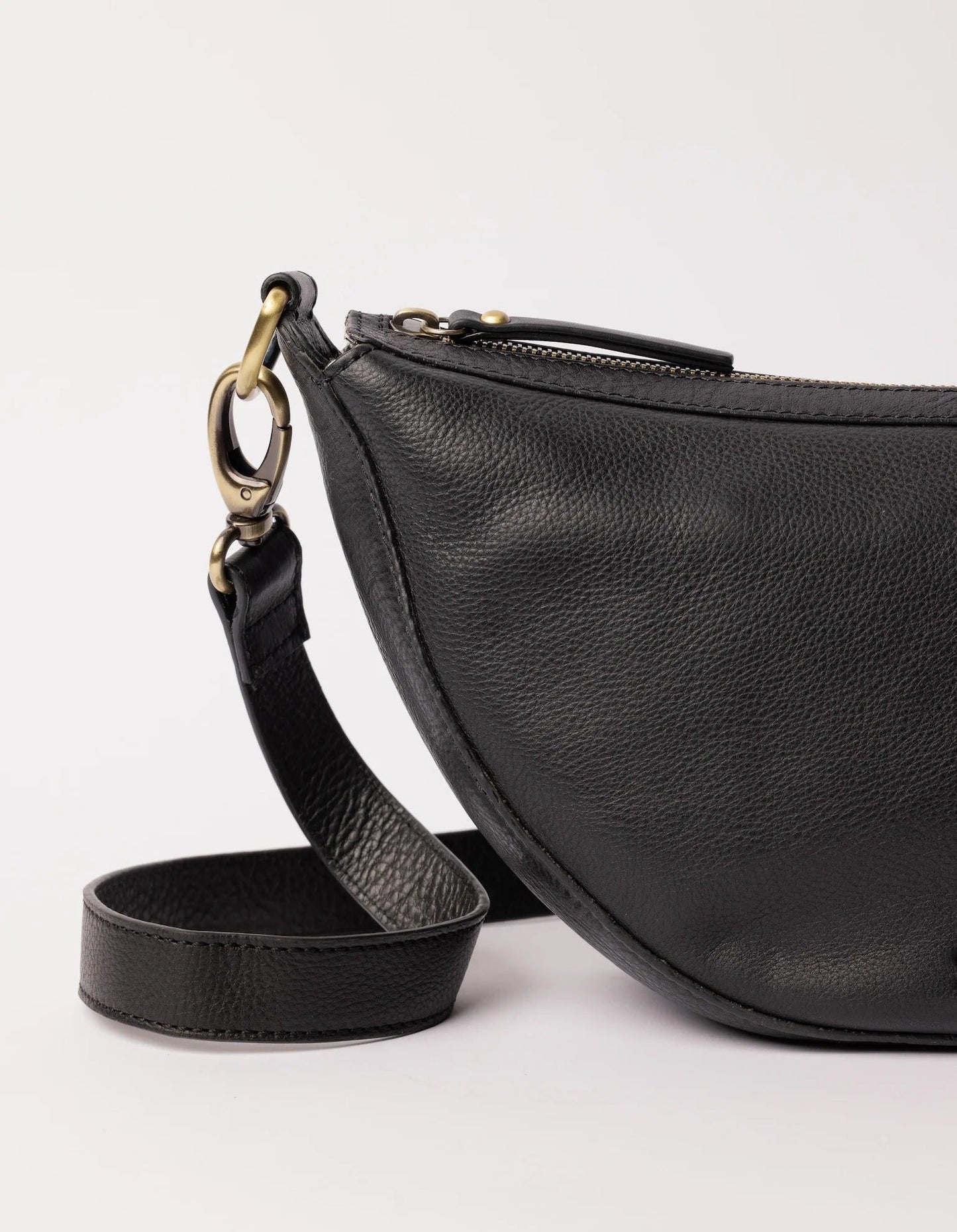 Sac à bandoulière en cuir certifié | noir "leo black soft grain leather"
