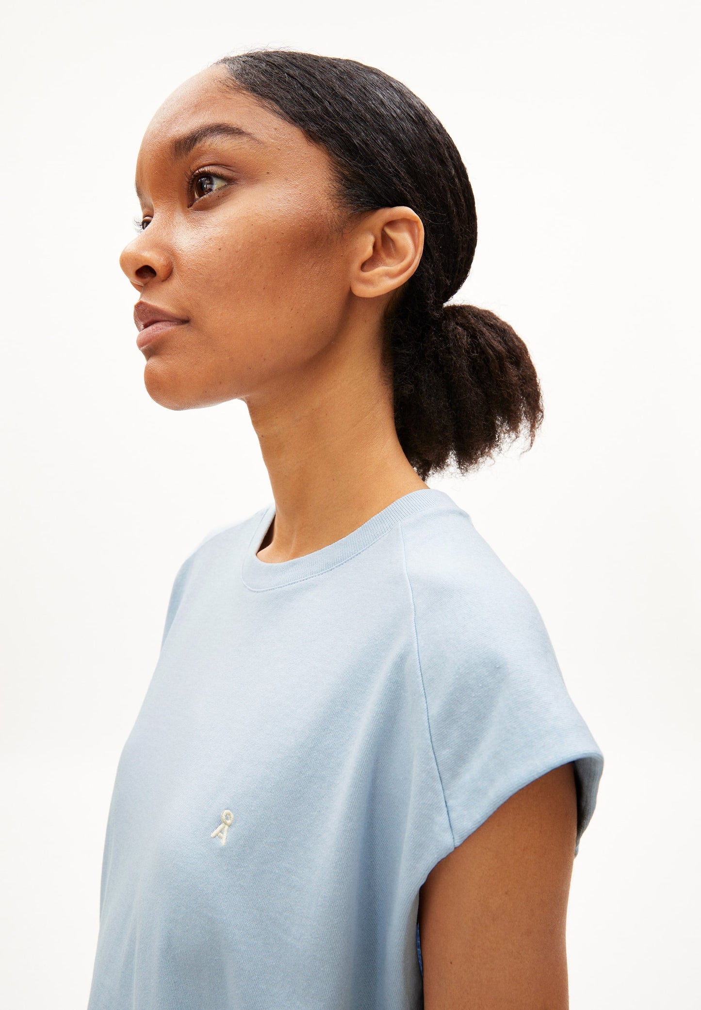 T-shirt en coton bio et recyclé | Bleu ciel "irakaa morning sky"