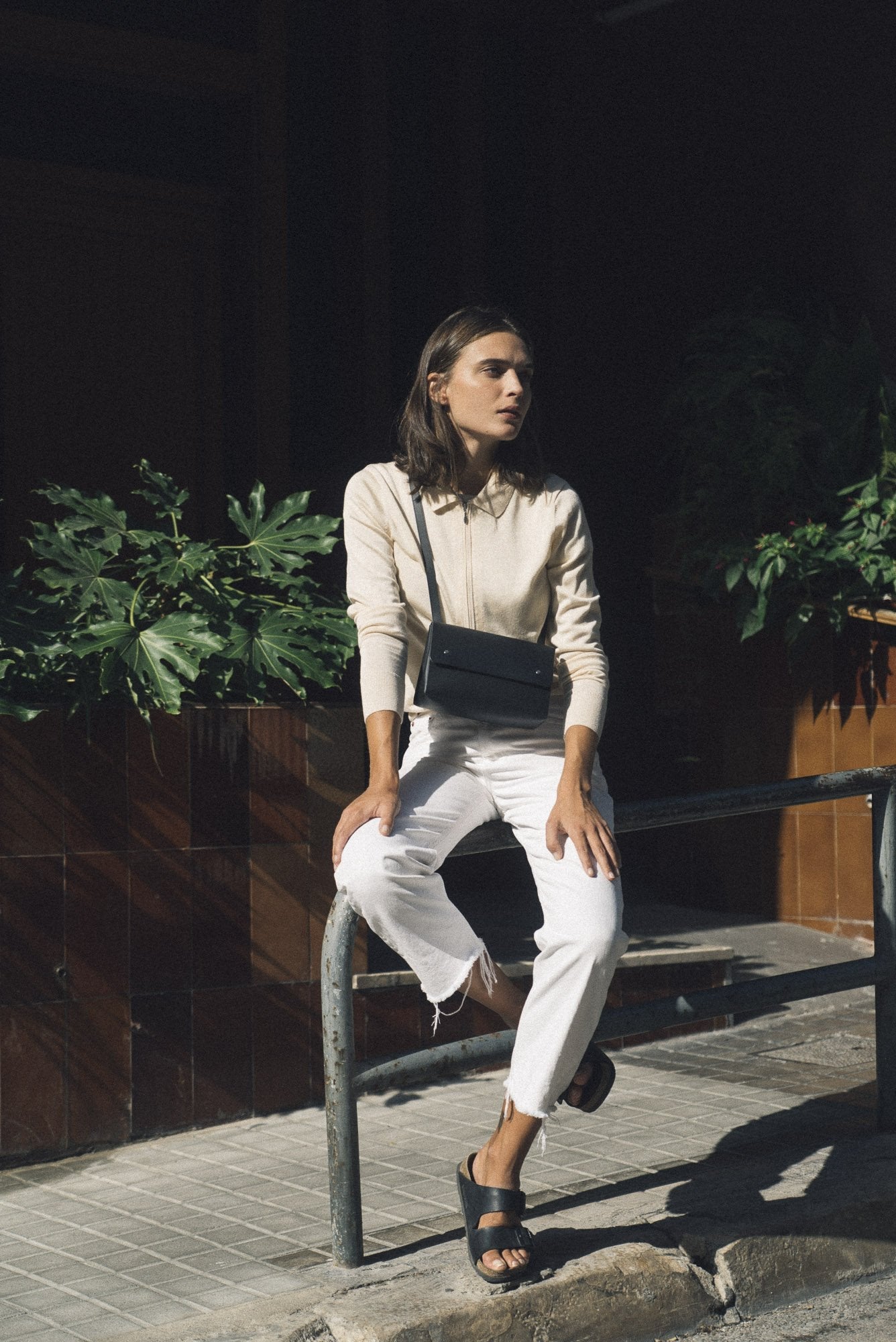 Sac noir en cuir recyclé - triangle bucket