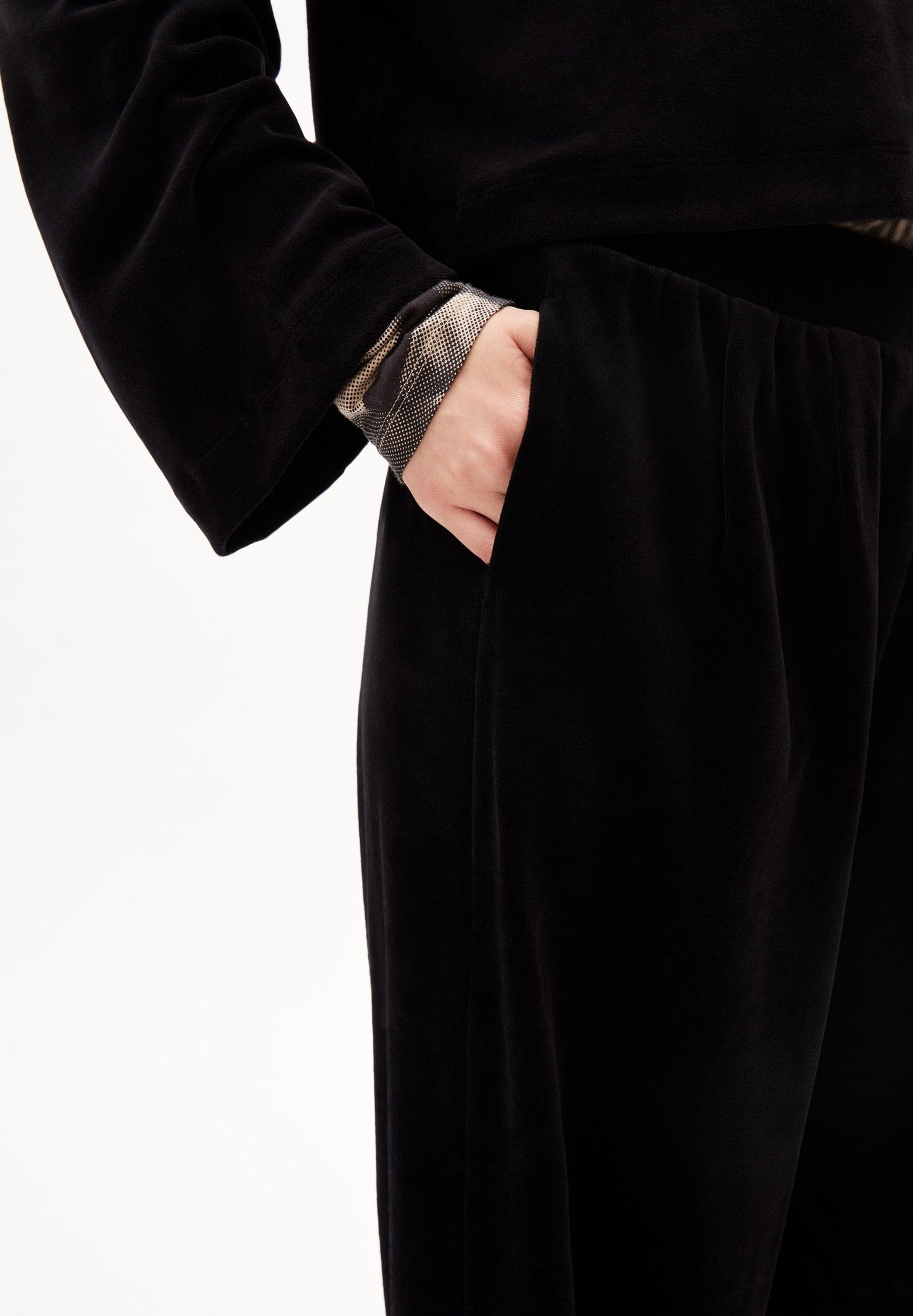 Pantalon ample en velours de coton bio | noir "juanaa velvet - black"
