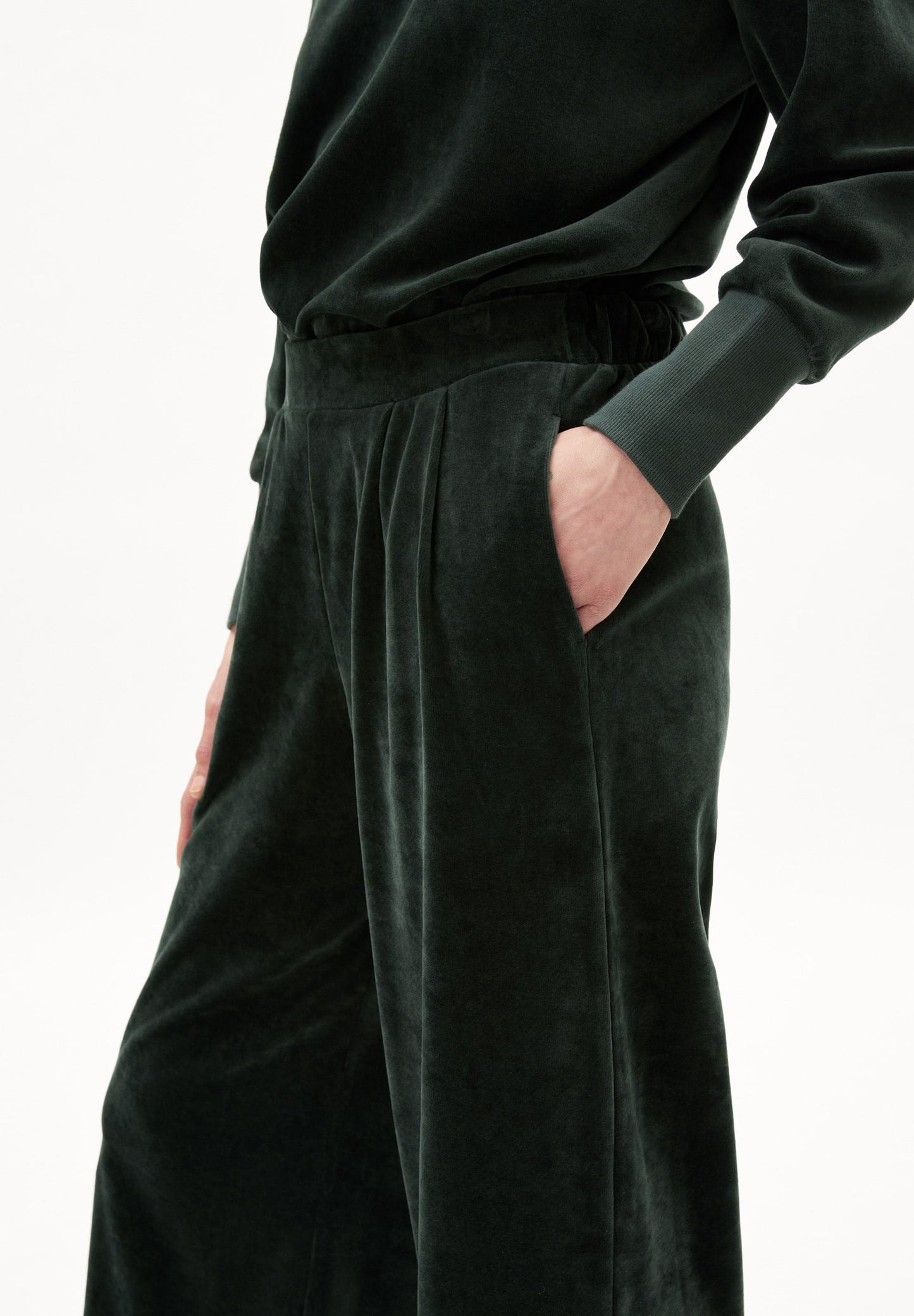 Pantalon ample en velours de coton bio | vert "juanaa velvet carbon green"
