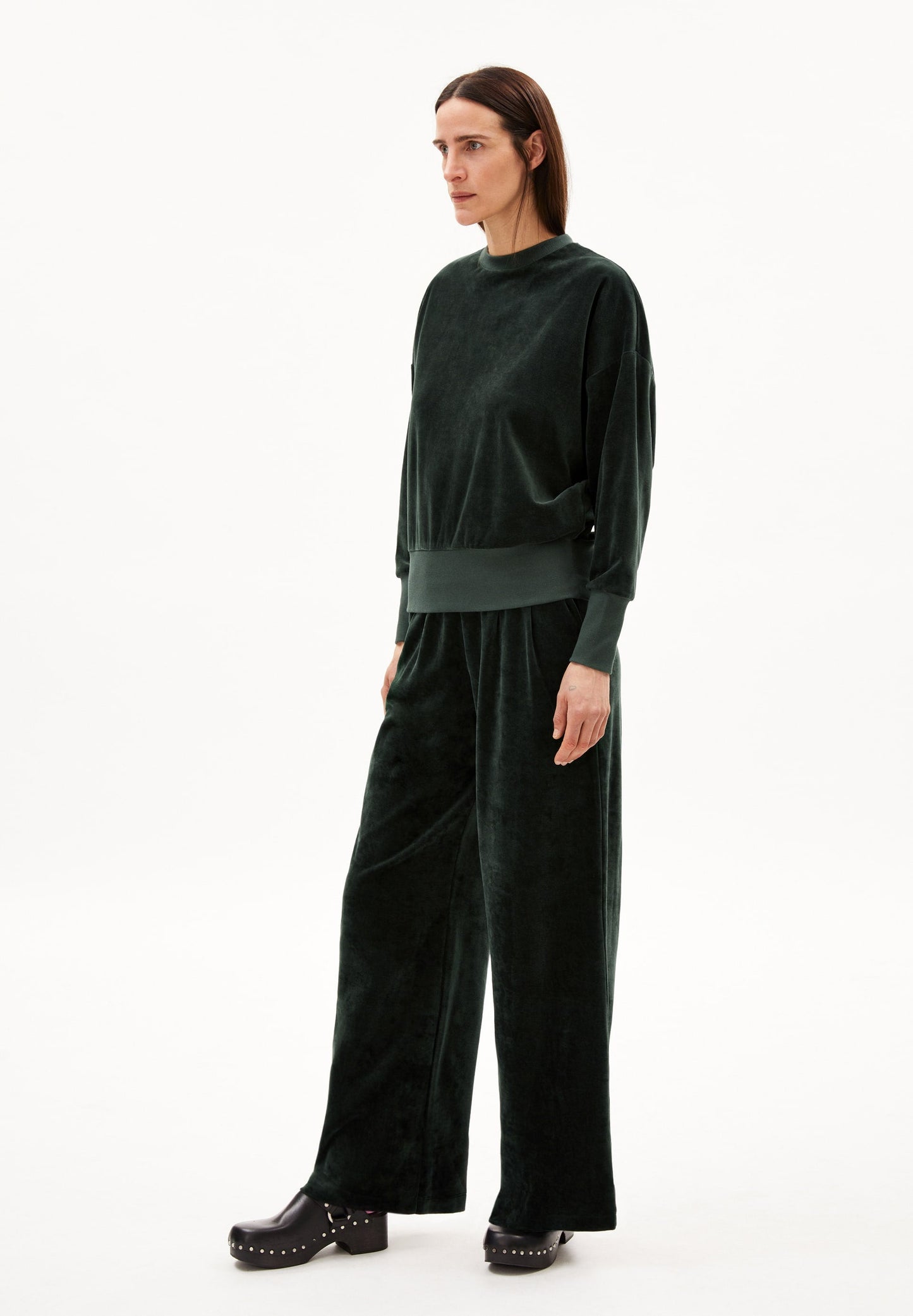 Pantalon ample en velours de coton bio | vert "juanaa velvet carbon green"