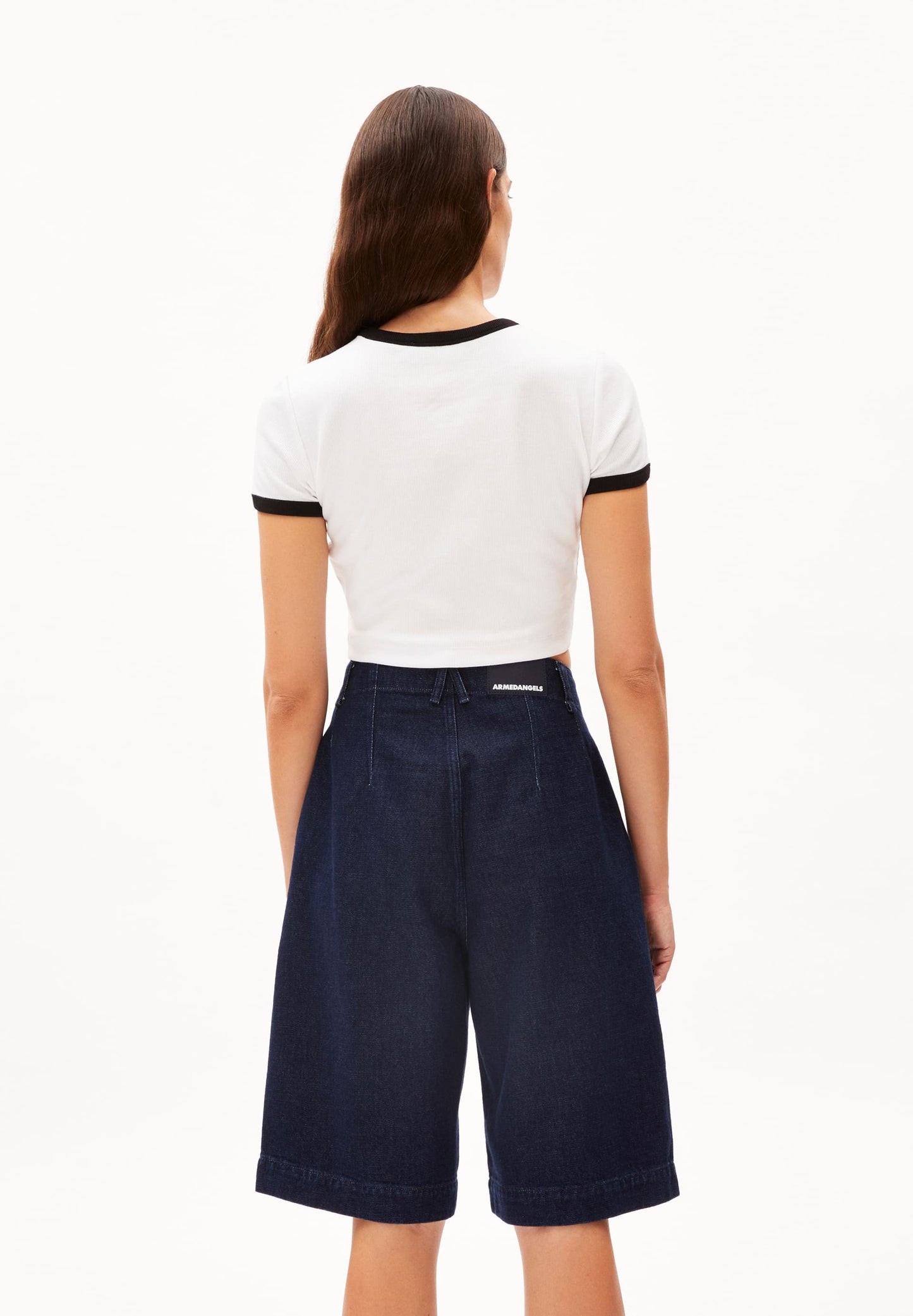 T-shirt court brodé en coton bio | blanc "karditaa contrast white black"