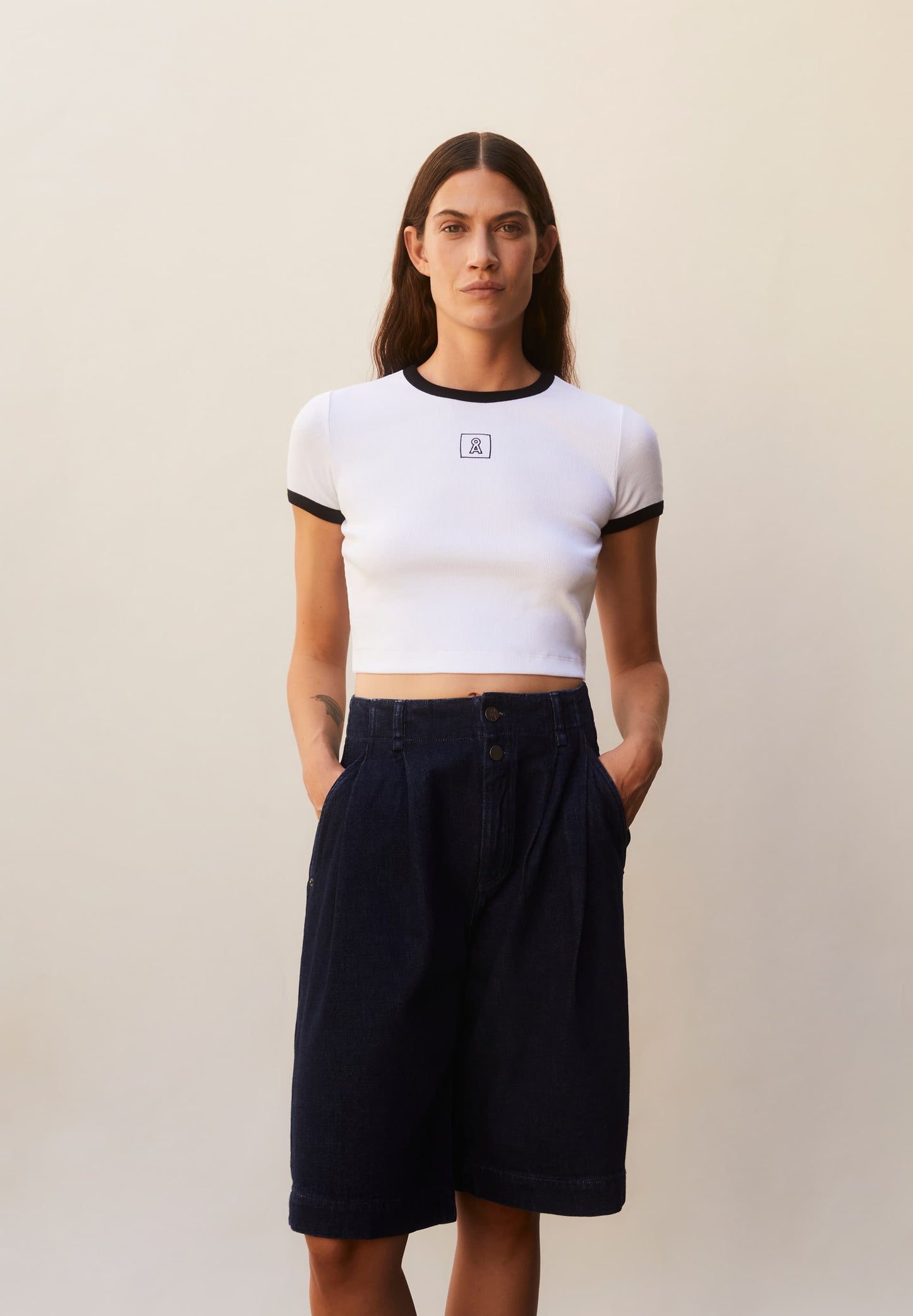T-shirt court brodé en coton bio | blanc "karditaa contrast white black"