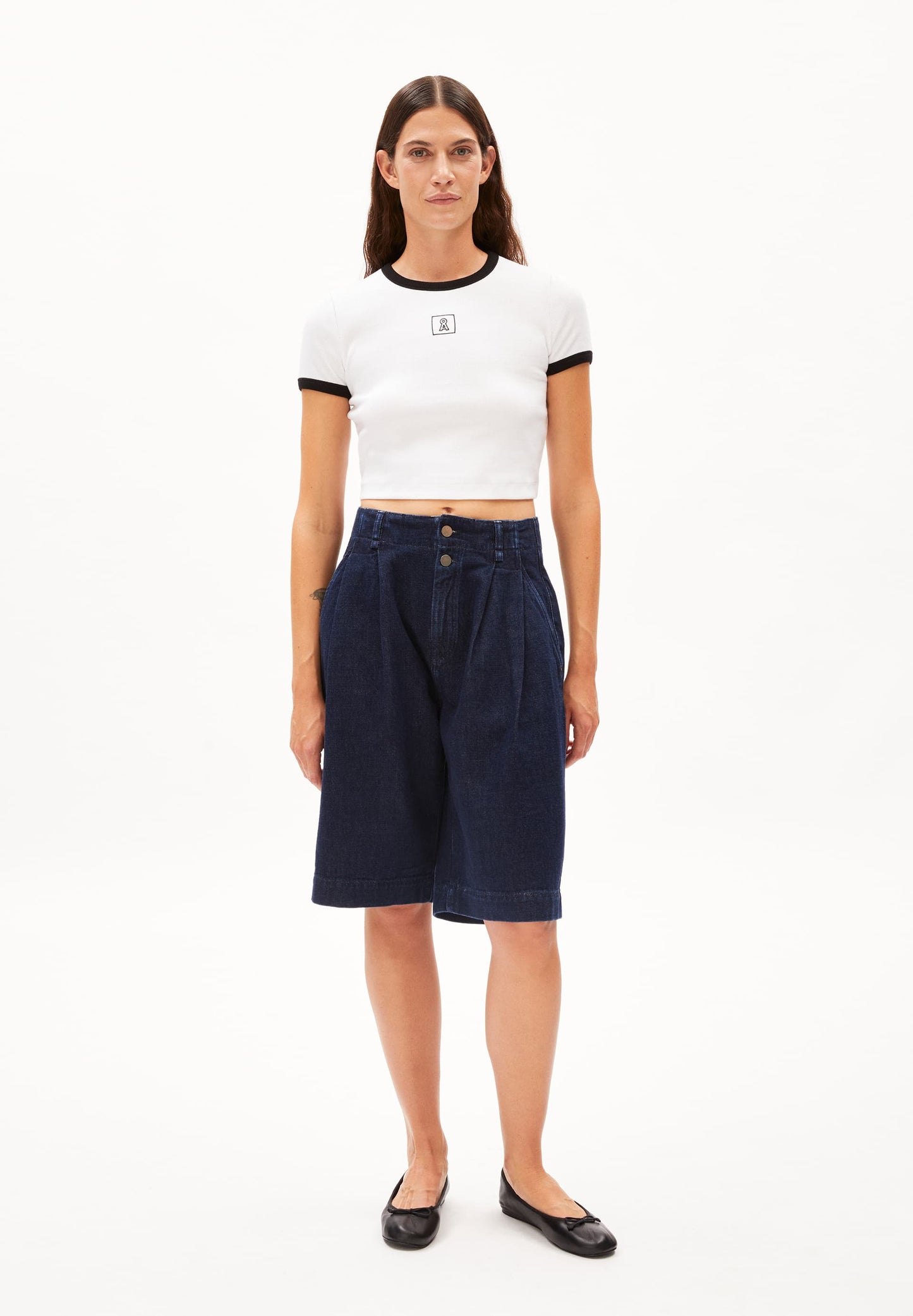T-shirt court brodé en coton bio | blanc "karditaa contrast white black"