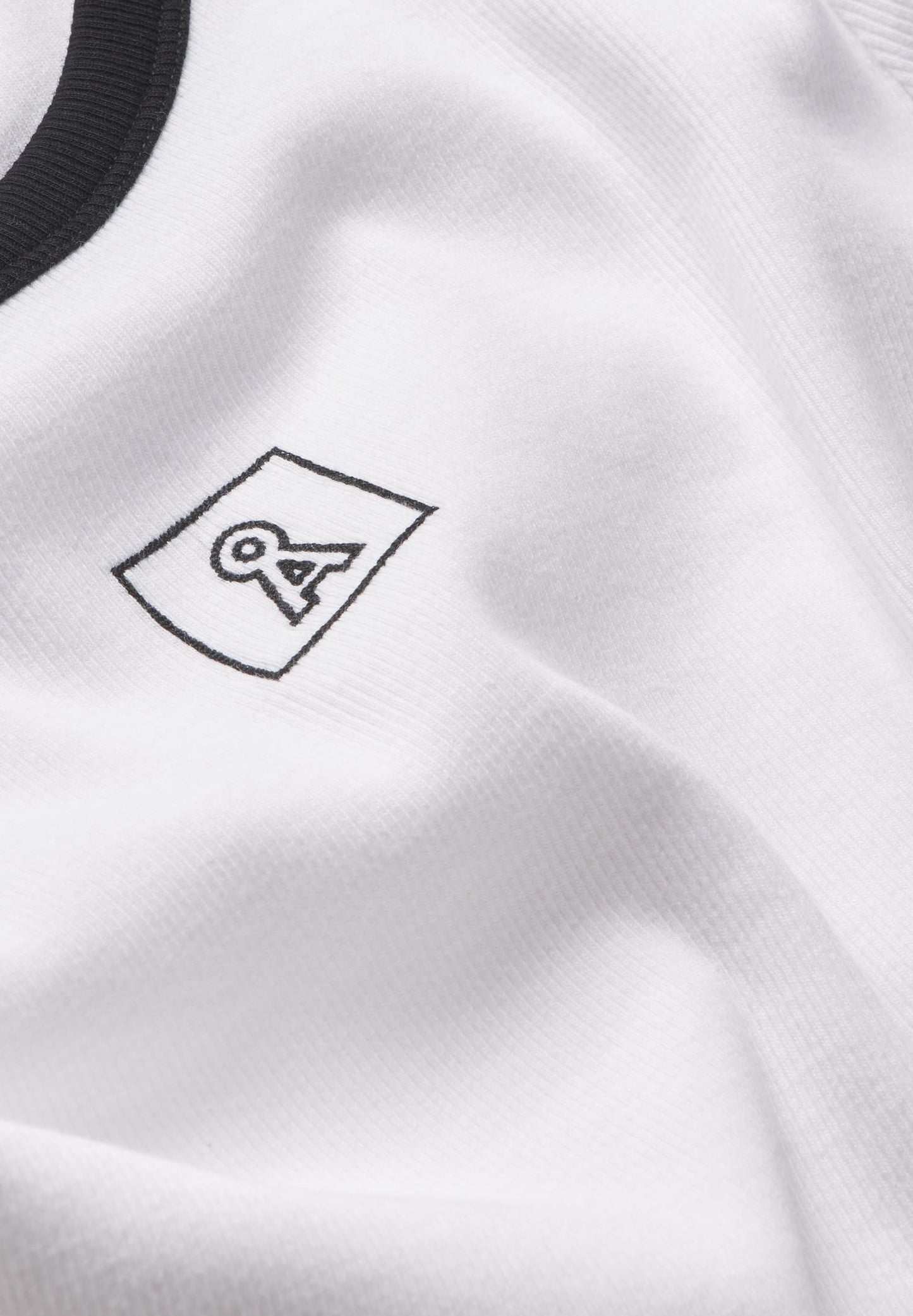 T-shirt court brodé en coton bio | blanc "karditaa contrast white black"
