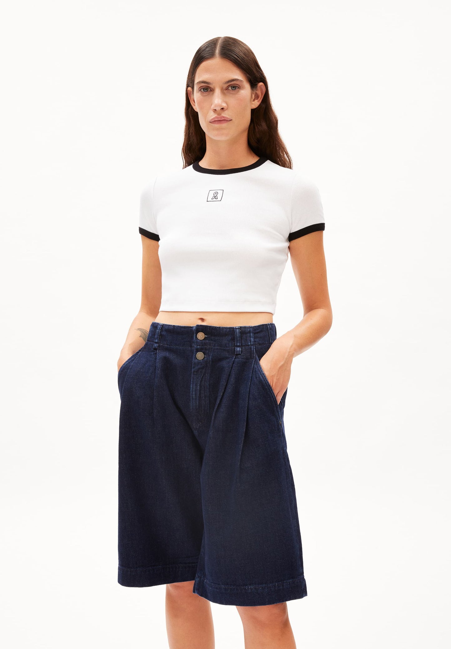 T-shirt court brodé en coton bio | blanc "karditaa contrast white black"